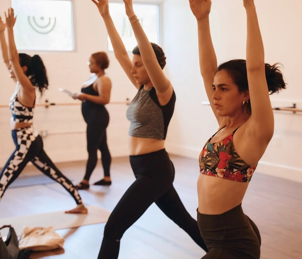 El cuerpo lo guarda todo - nuestras emociones, recuerdos, sueños y traumas.
Somos fiel creyentes de que lo que no se mueve, se estanca.
Por eso empezamos los días de Camp siempre con algo de movimiento - dejando atrás lo que ya