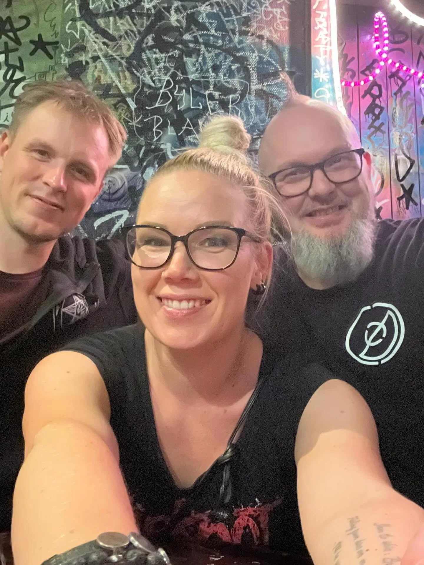Rage On Stagen j&auml;rjest&auml;&auml; Lahtelainen yhdistys Dark Soul Agency ry, jonka syd&auml;n sykkii metallille🖤

Yhdistyksen toiminnan keski&ouml;ss&auml; on luoda yhteis&ouml;&auml; metallib&auml;ndien kesken ja j&auml;rjest&auml;&auml; heill