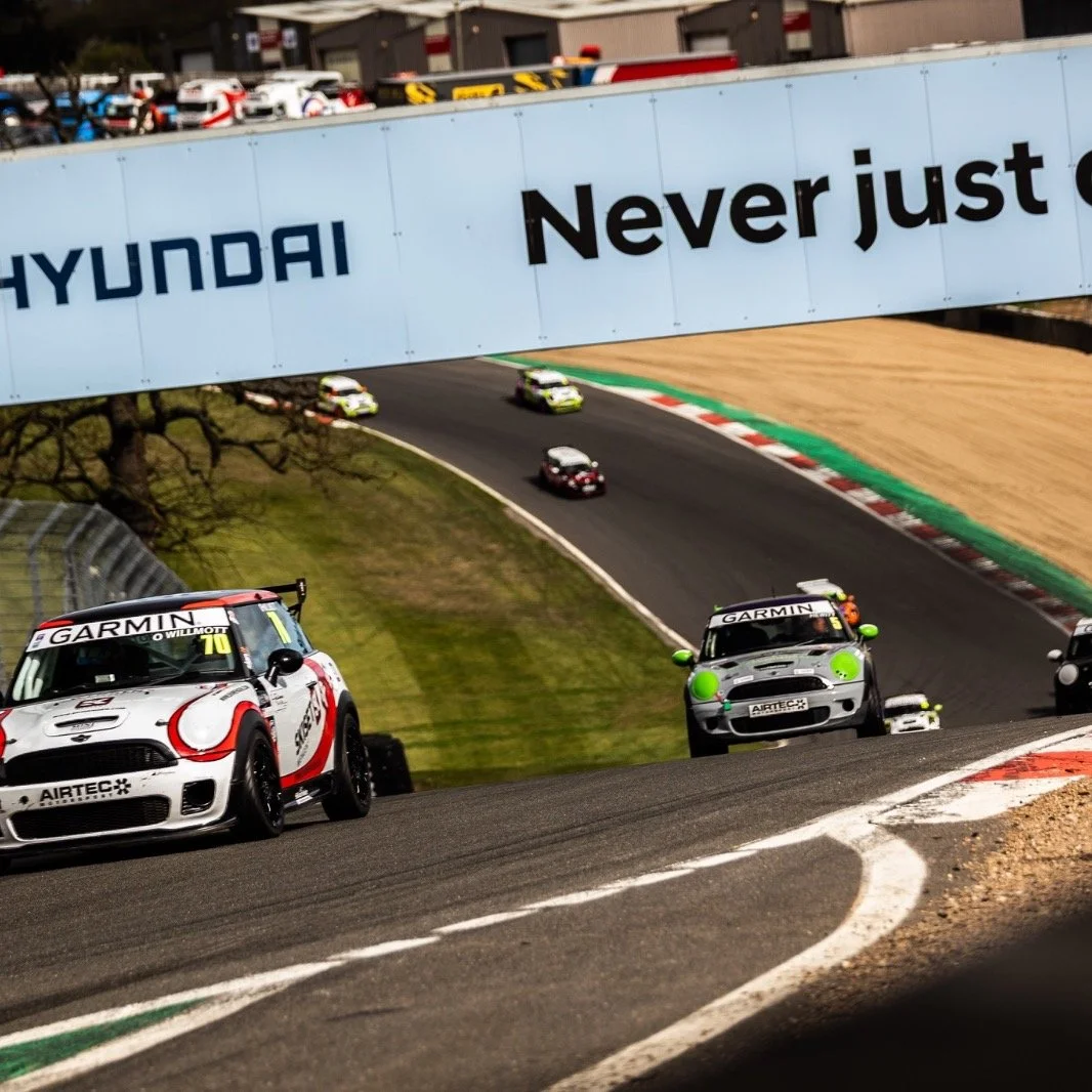 🏁 RACE 2 REPORT &ndash; BRANDS HATCH 🏁
Race 2 brought the heat at Brands Hatch with close battles, brave moves, and standout drives across all three classes 🔥
From the front of the grid to the midfield scraps, the Mini Challenge Clubsport delivere
