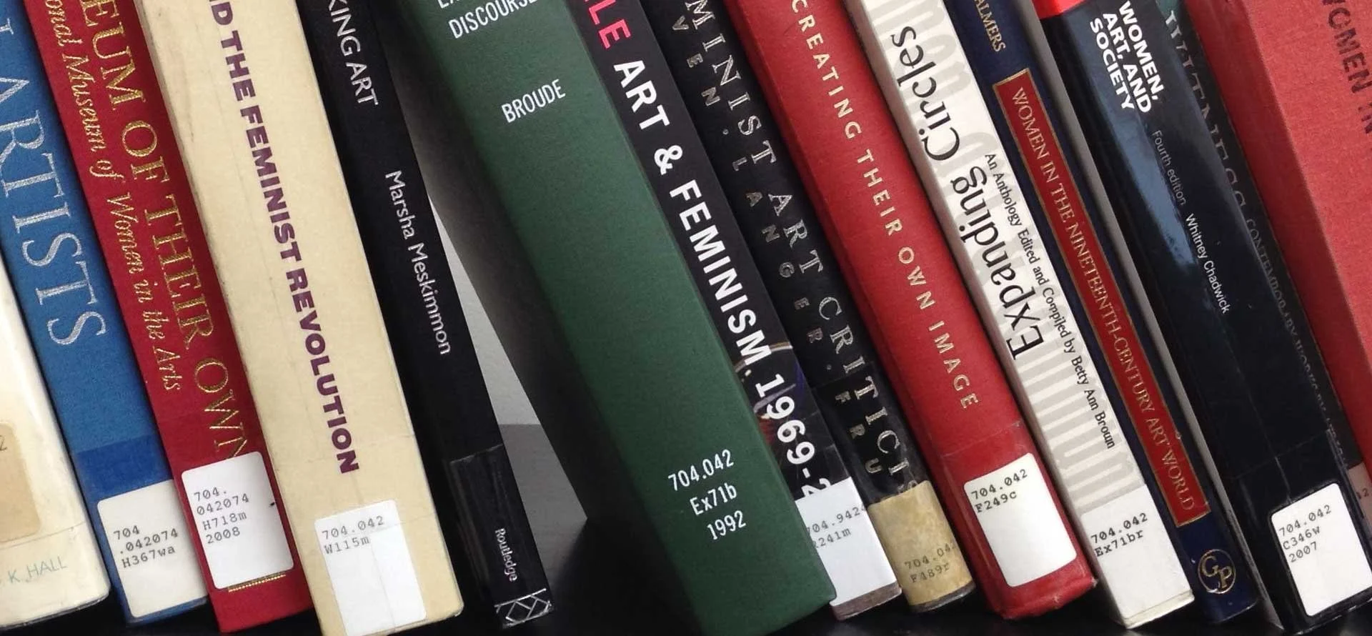 Sanat, feminizm ve kültürel çalışmalar üzerine kitaplardan oluşan bir raf.