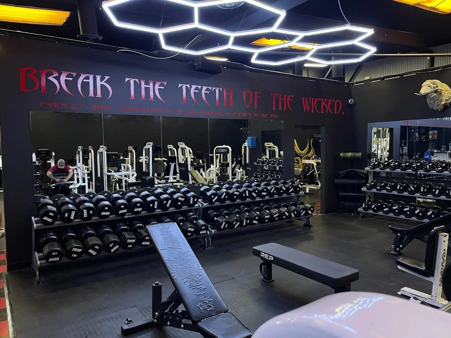 &diams;️ Environment matters.
&diams;️ Energy matters.
&diams;️ Details matter.

🔥 Our new decals went up yesterday and they changed the whole feel of the gym.

🙏🏽 So thankful for Daylen &amp; Dakota with Ghost Graphics and their amazing work brin