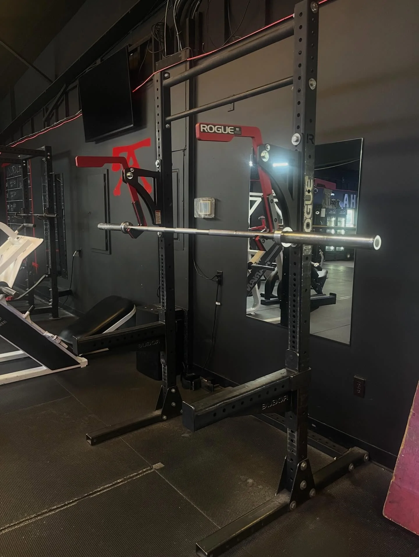 🚨 BRAND NEW 🚨 
monolift attachments! 
The key idea is that it lets you unrack the bar without having to walk it out, and the handles give you control over the hooks.

Happy Squat Days at Alpha 🙌🏼😅