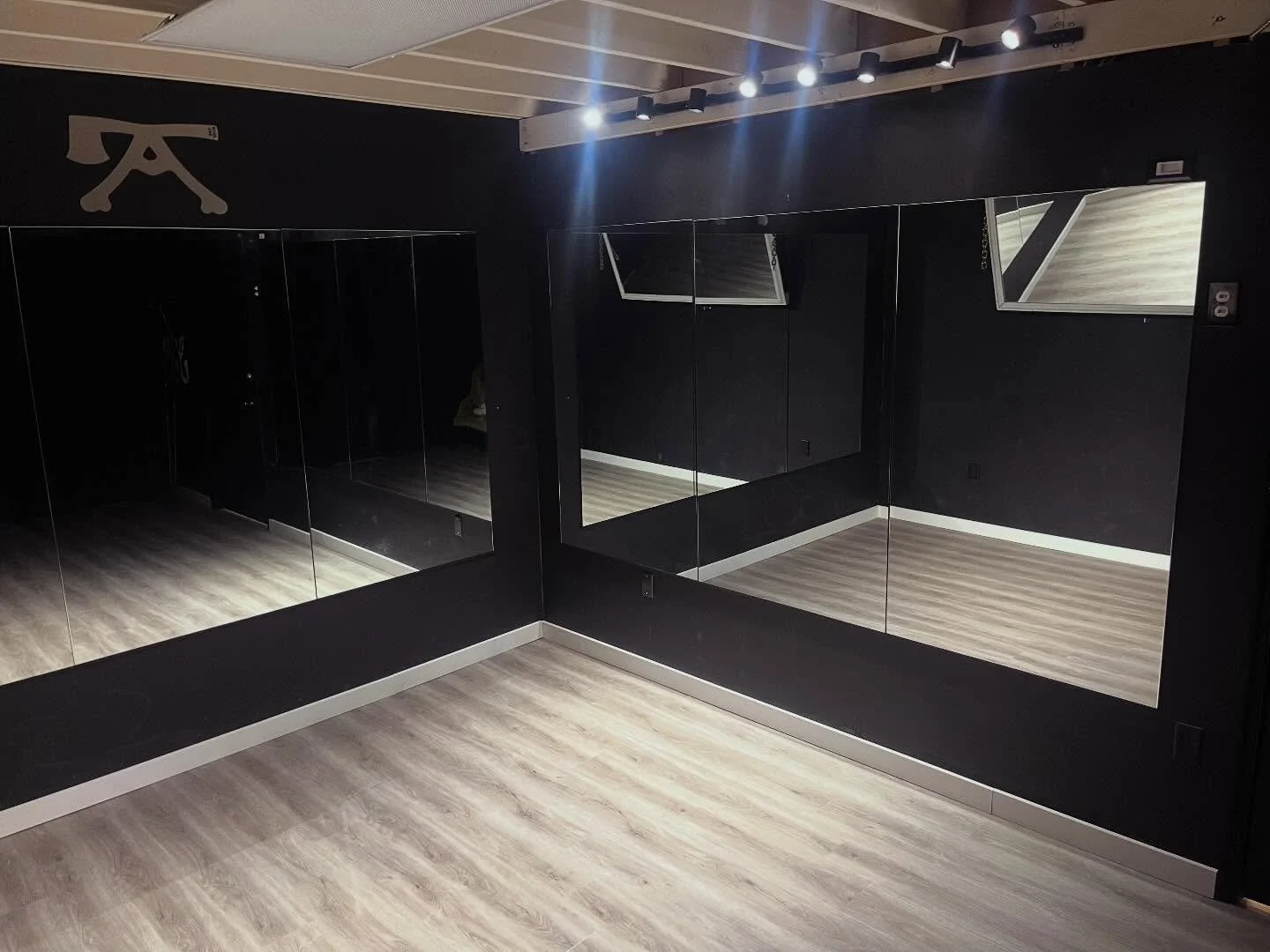 Introducing our 24/7 posing room, open to all members! 
Please be respectful and knock first, when finished leave the door open. 
Enjoy! 💪🏼