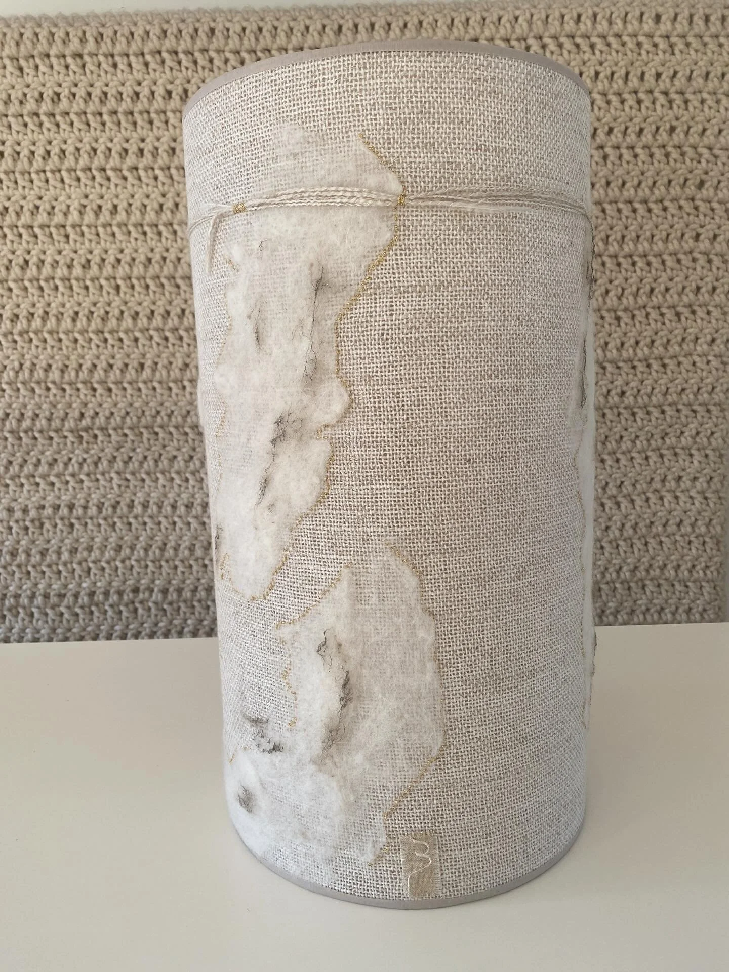 Op verzoek van een klant dat ze de hele lampenkap kan draaien en elke keer een ander effect heeft zonder een naad te zien ♡
#handcrafted #custommade #sculpture #light #uniquedesign