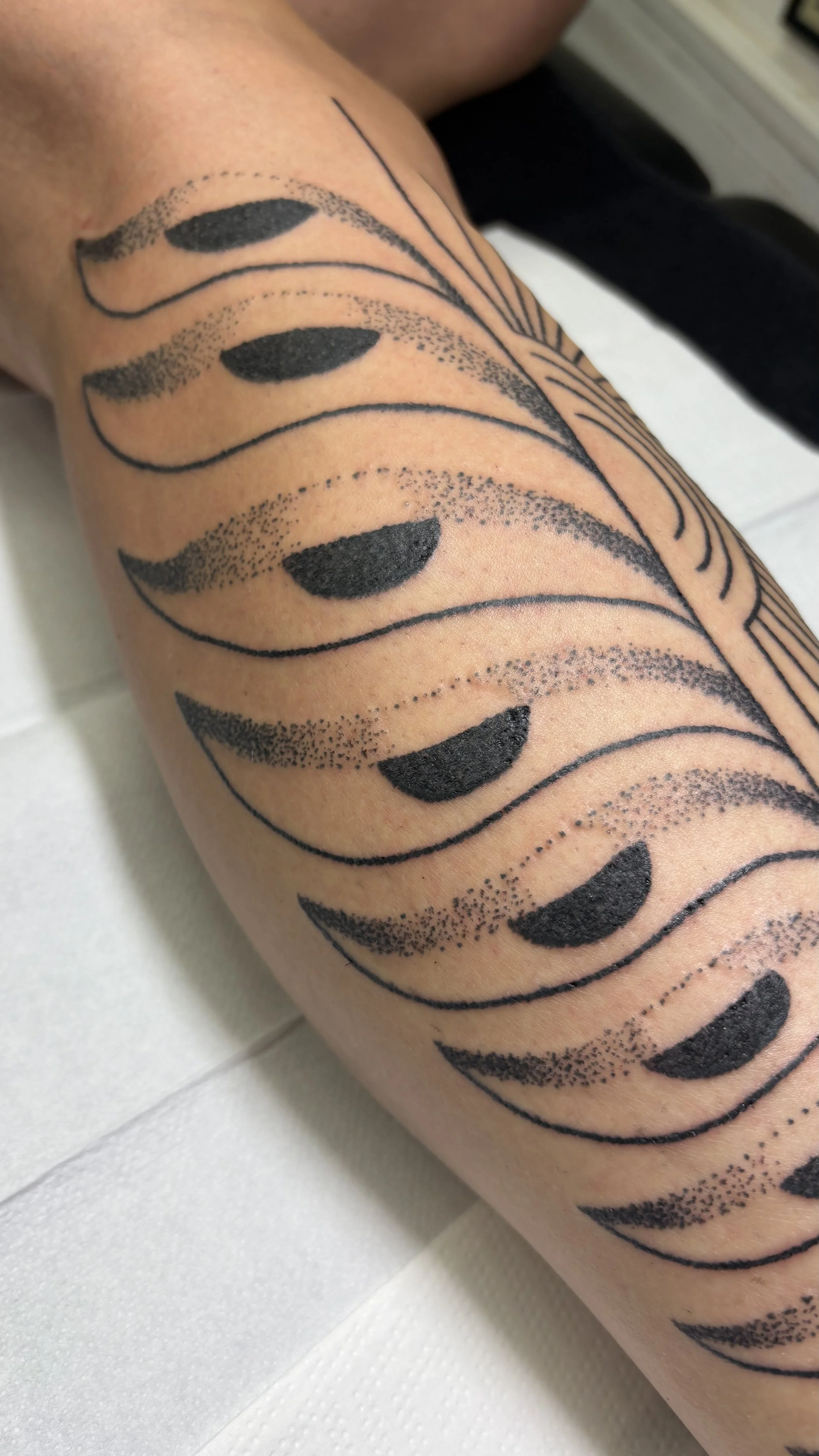 tattoo met ogen, eye tattoo, hand poke artiest rotterdam, kuit tattoo, scheenbeen tattoo, stick and poke artiest rotterdam, tattoo shop rotterdam, hand poke rotterdam studio