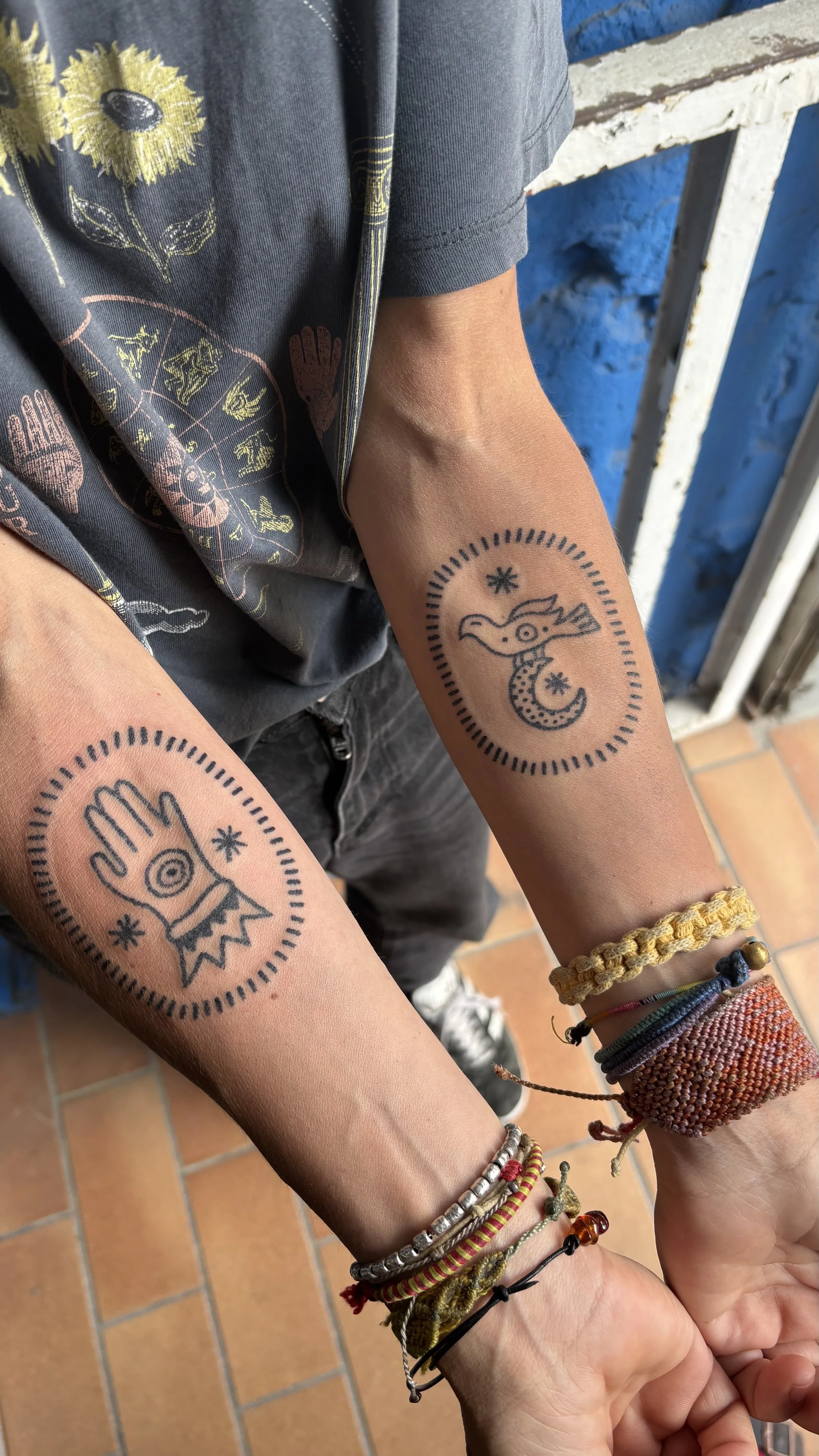 onder arm tattoo, hand poke tattoo, symbolische tattoos, vogel tattoo, handpalm, illustratief, talisman tattoo