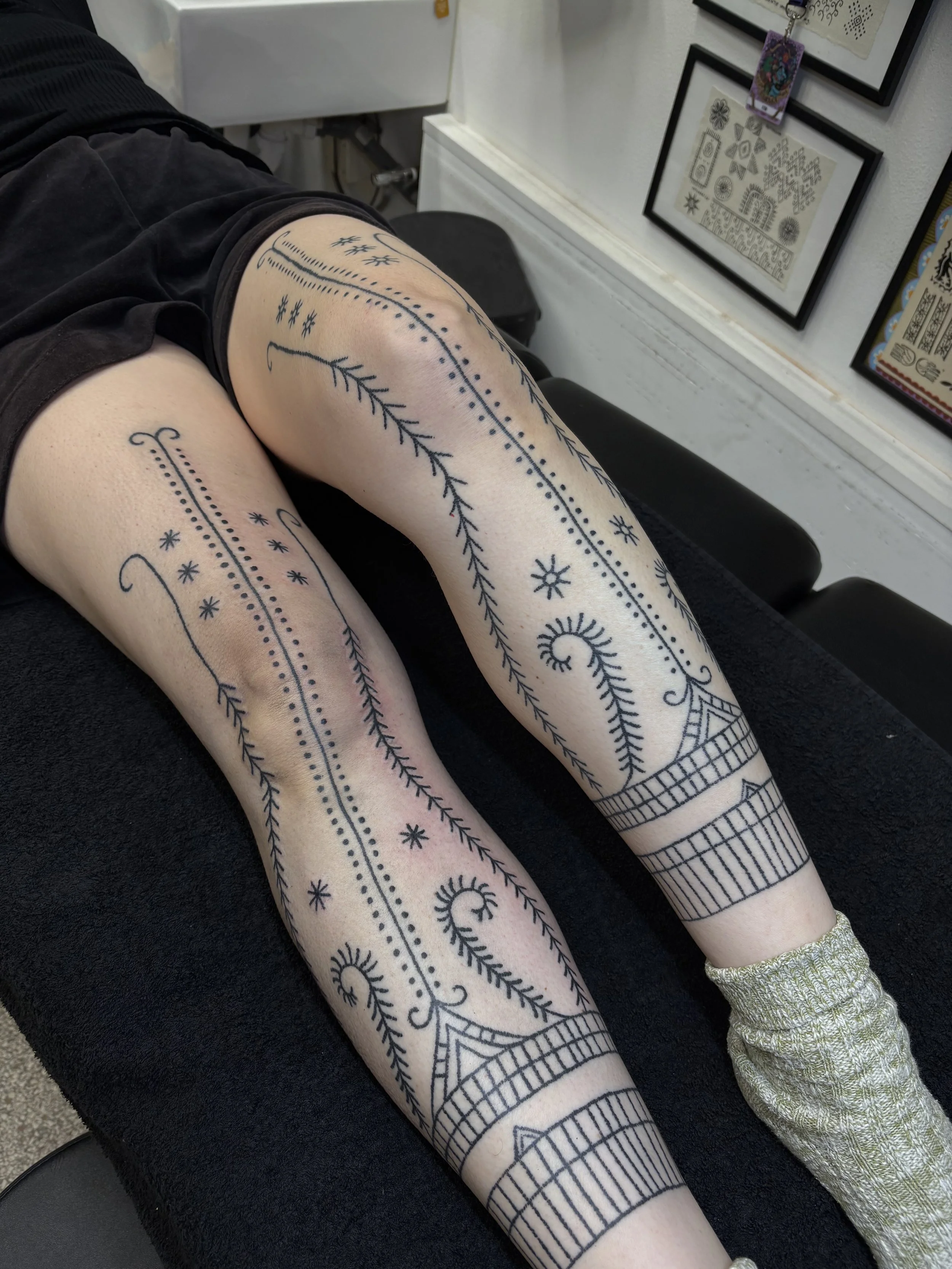 tribal, mentawai geinspireerde tattoo, hand poke tattoo, indonesische tattoo, been tattoo, indische tattoo artiest rotterdam, sulawesi tattoo geinspireerd, inheems, lijnen, free hand getekend