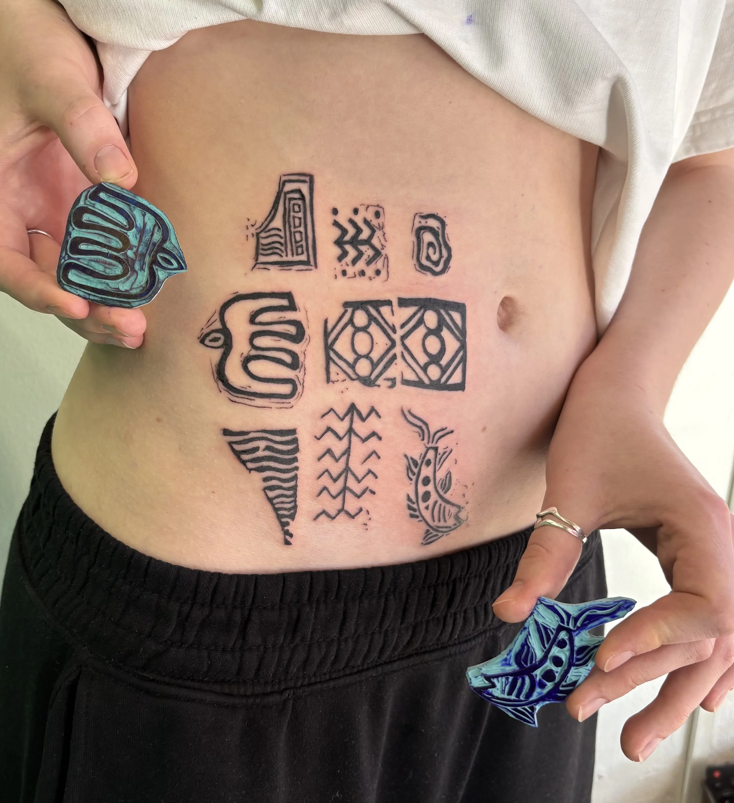 buik tattoo, lino snijden, lino tattoo, vrouwlijke tattoo artiest, illustratie tattoo