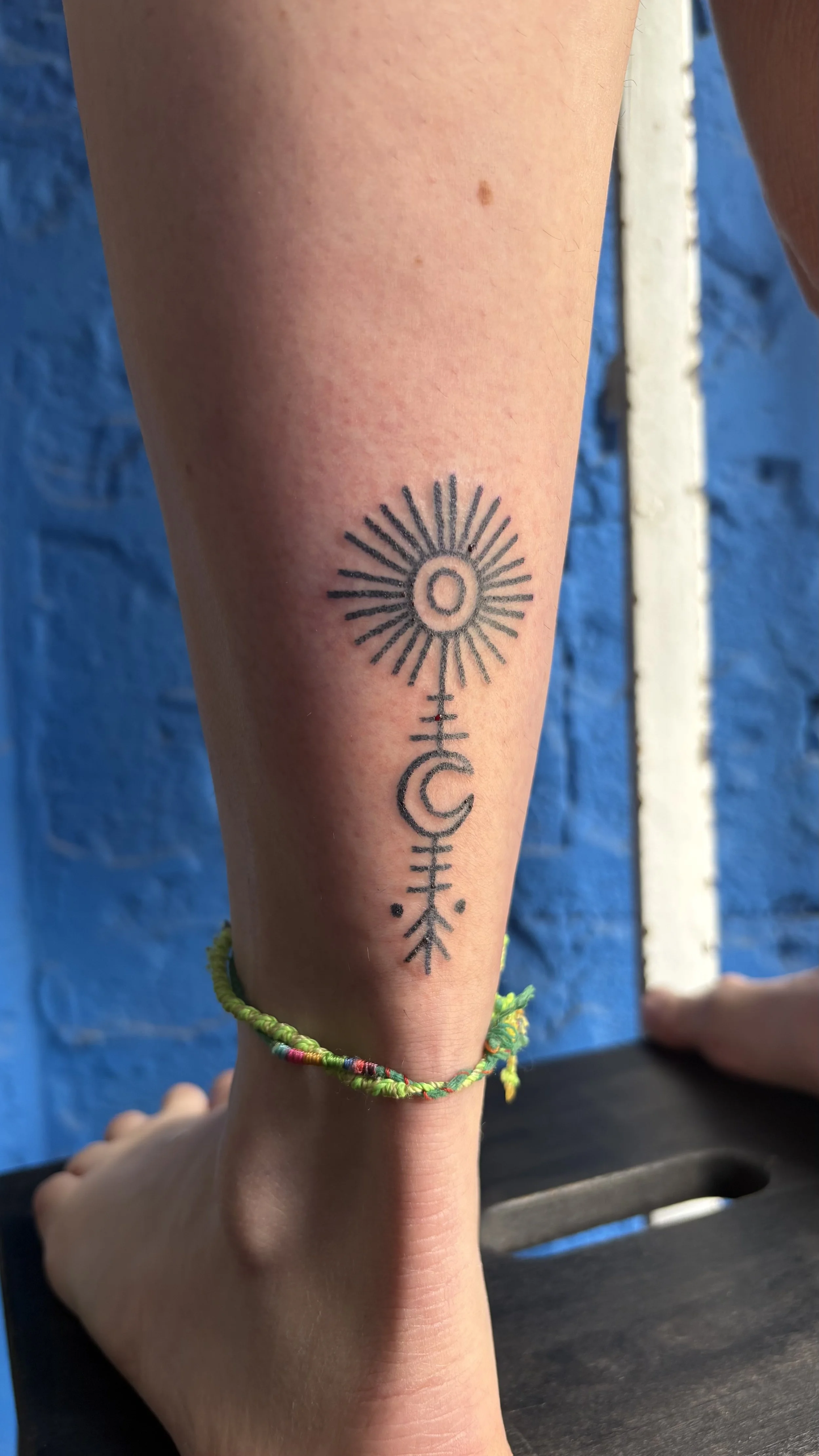 hand poke tattoo tattoo berlijn zon tattoo
