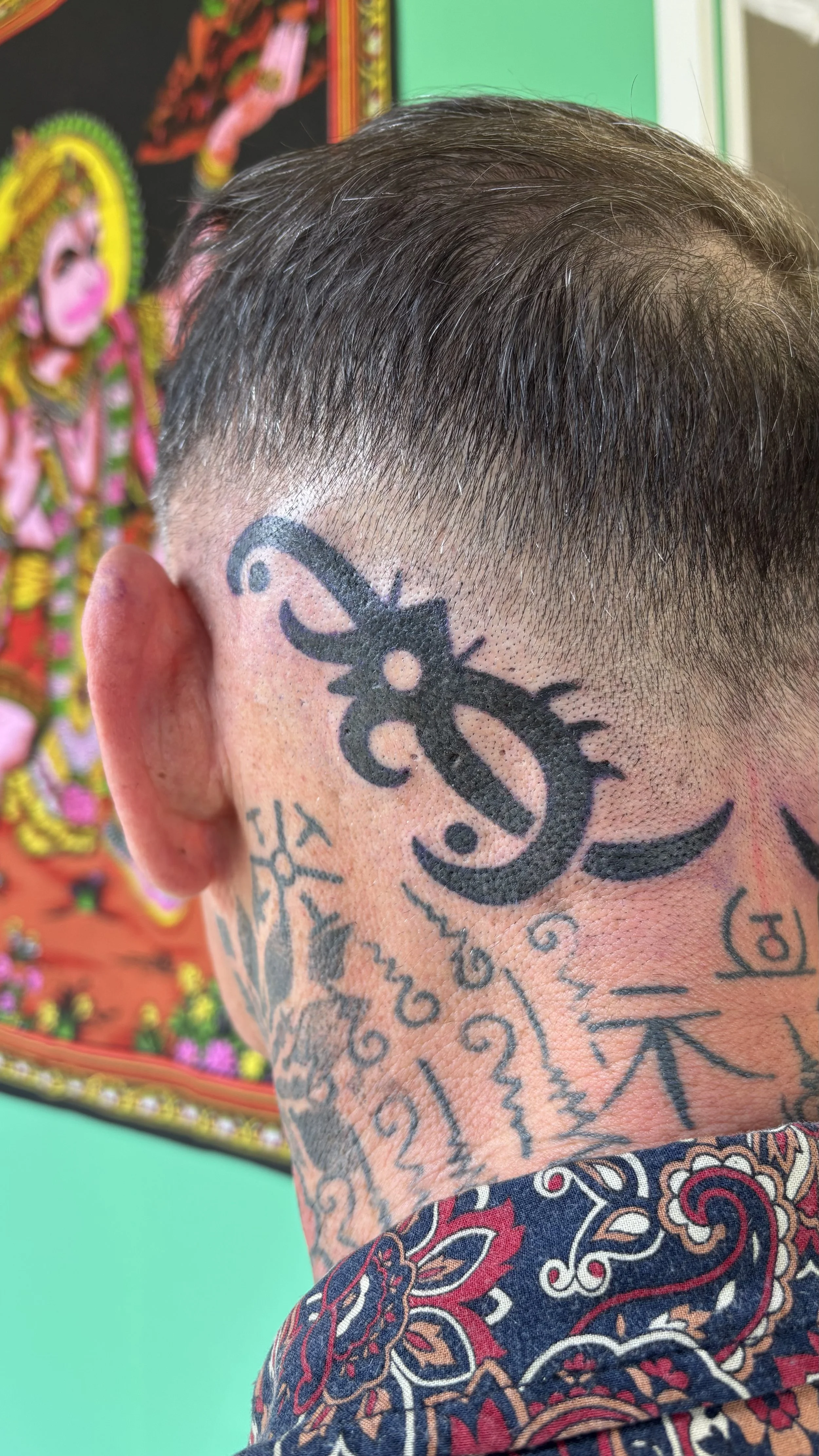hand poke, stick and poke, achterhoofd, schedel tattoo, Borneo geïnspireerd, blackwork, ornamental