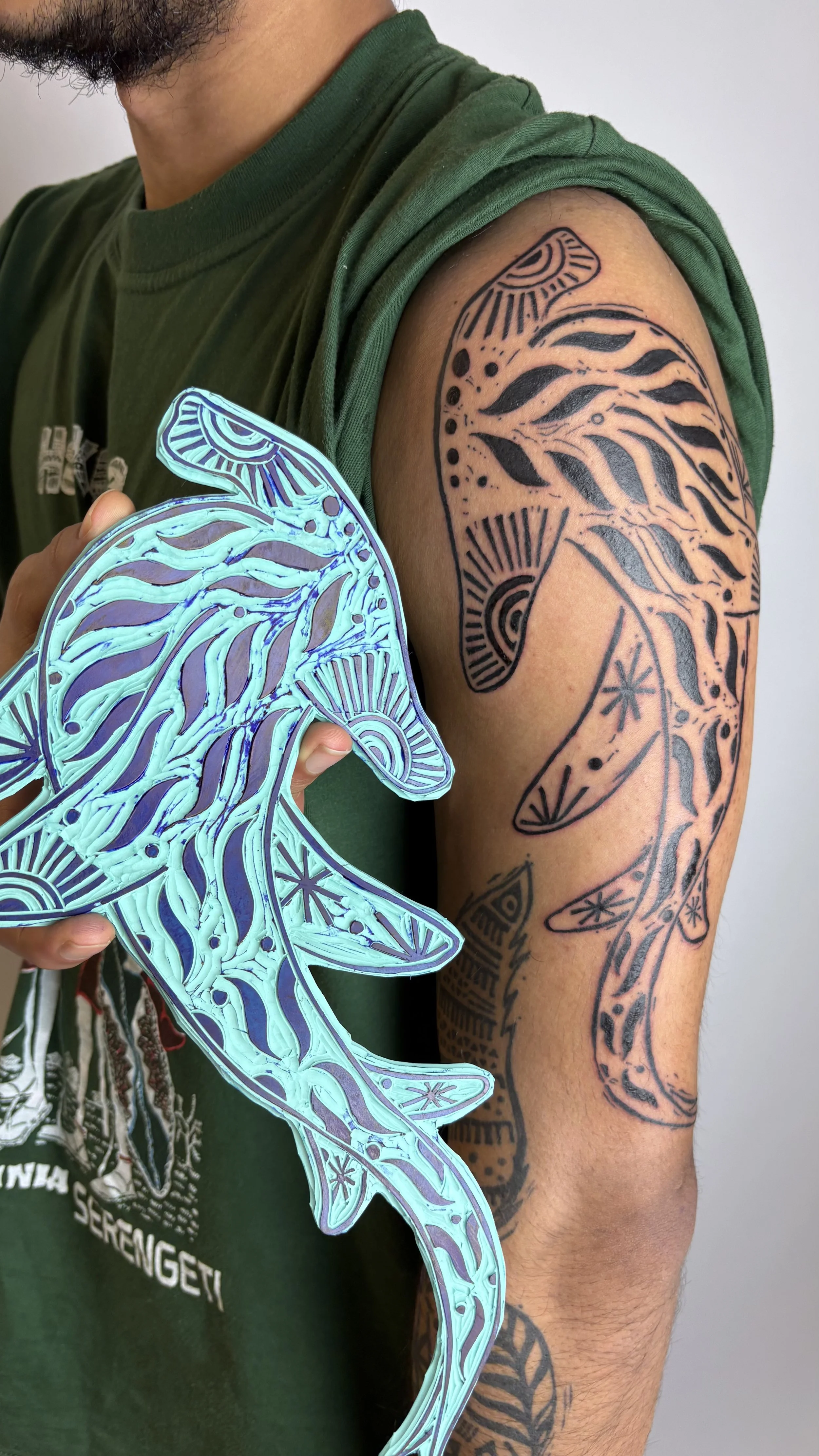 Hamerhaai tattoo, lino stempel tattoo, lino tattoos rotterdam, tattoo shop rotterdam, vrouwelijke tattoo artiest rotterdam, bovenarm tattoo, illustratieve tattoo, onderwaterdieren
