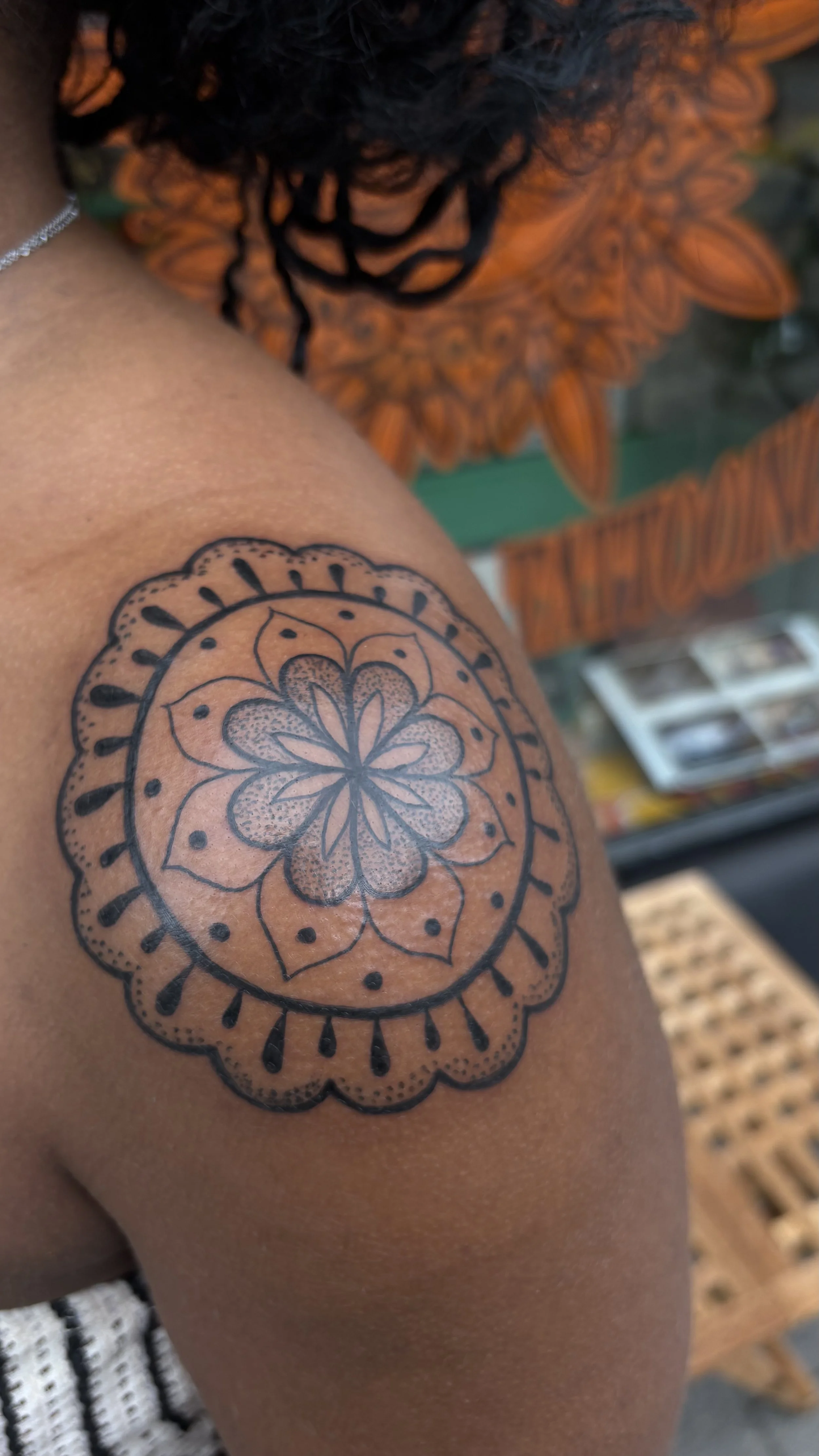 schouder tattoo, tattoo rotterdam, mandala, bloemen, schouder tattoo idee