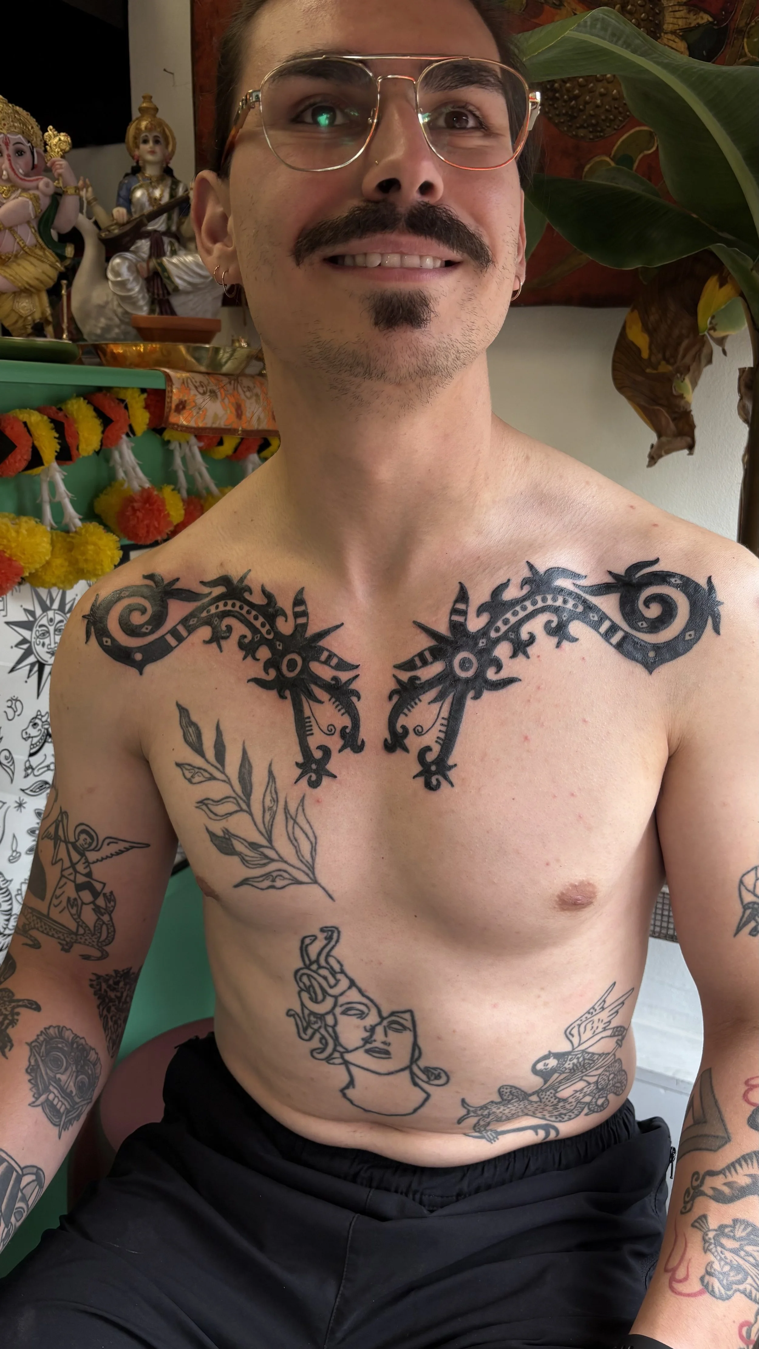 chest piece tattoo, borst tattoo, borneo geinspireerde tattoo, blackwork, indische tattoo