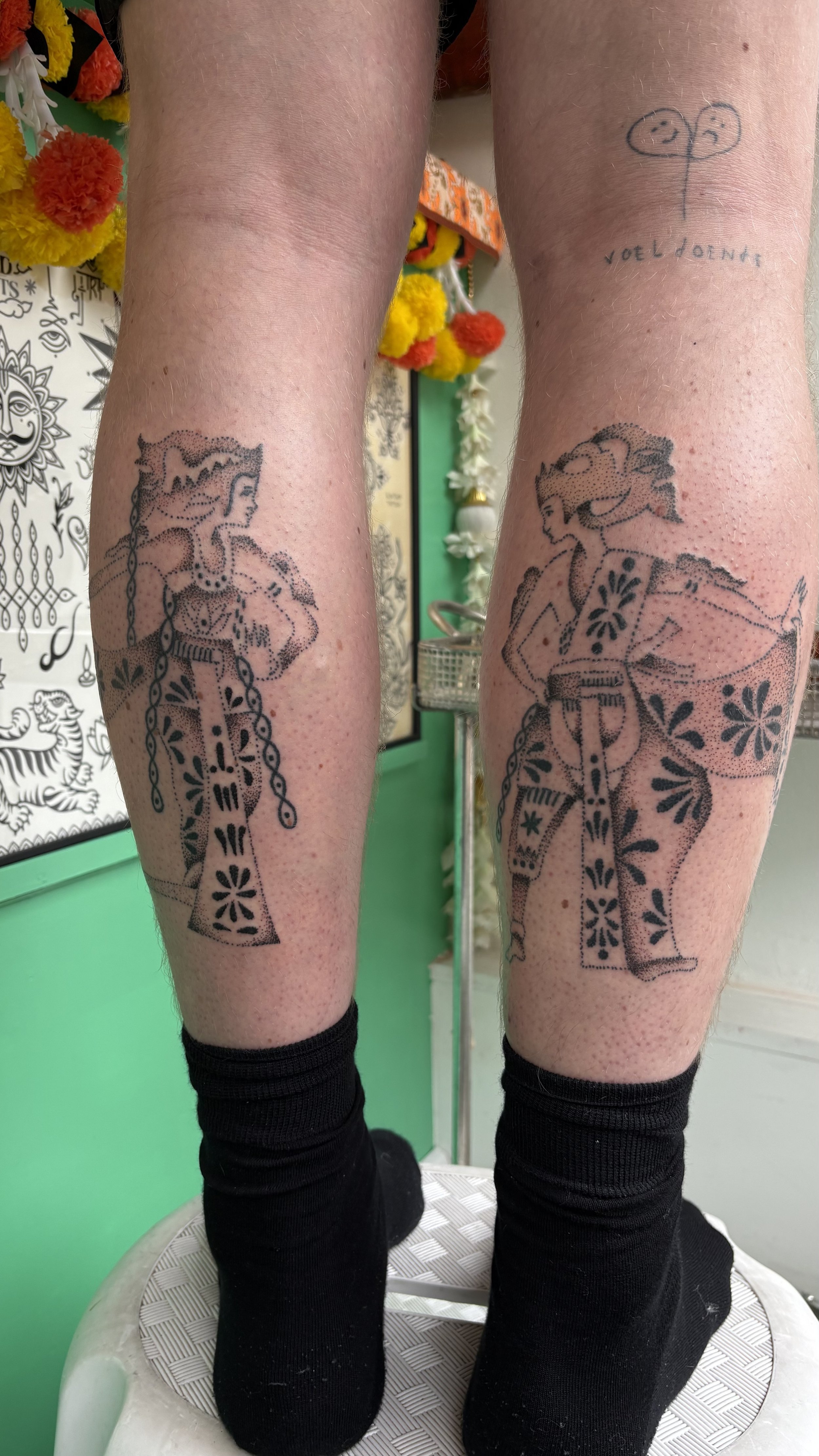 indonesische tattoo, indonesisch geinspireerd, bamboe kunst, hand poke tattoo, kuit tattoo, ornamenten, illustratieve tattoo artiest, custom tattoo, black and grey, shading, custom ontwerp