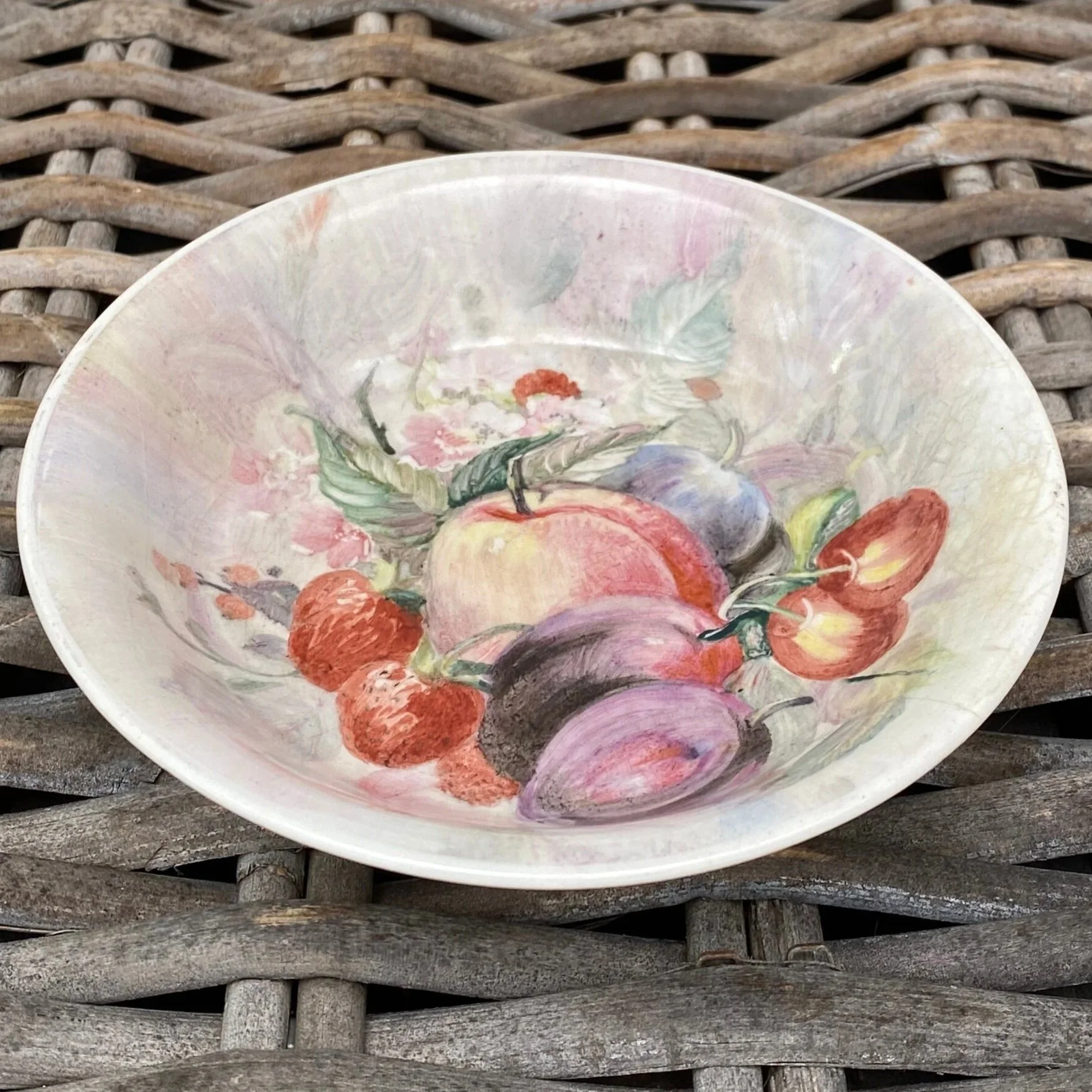 Top view of bowl displaying full fruit motif
