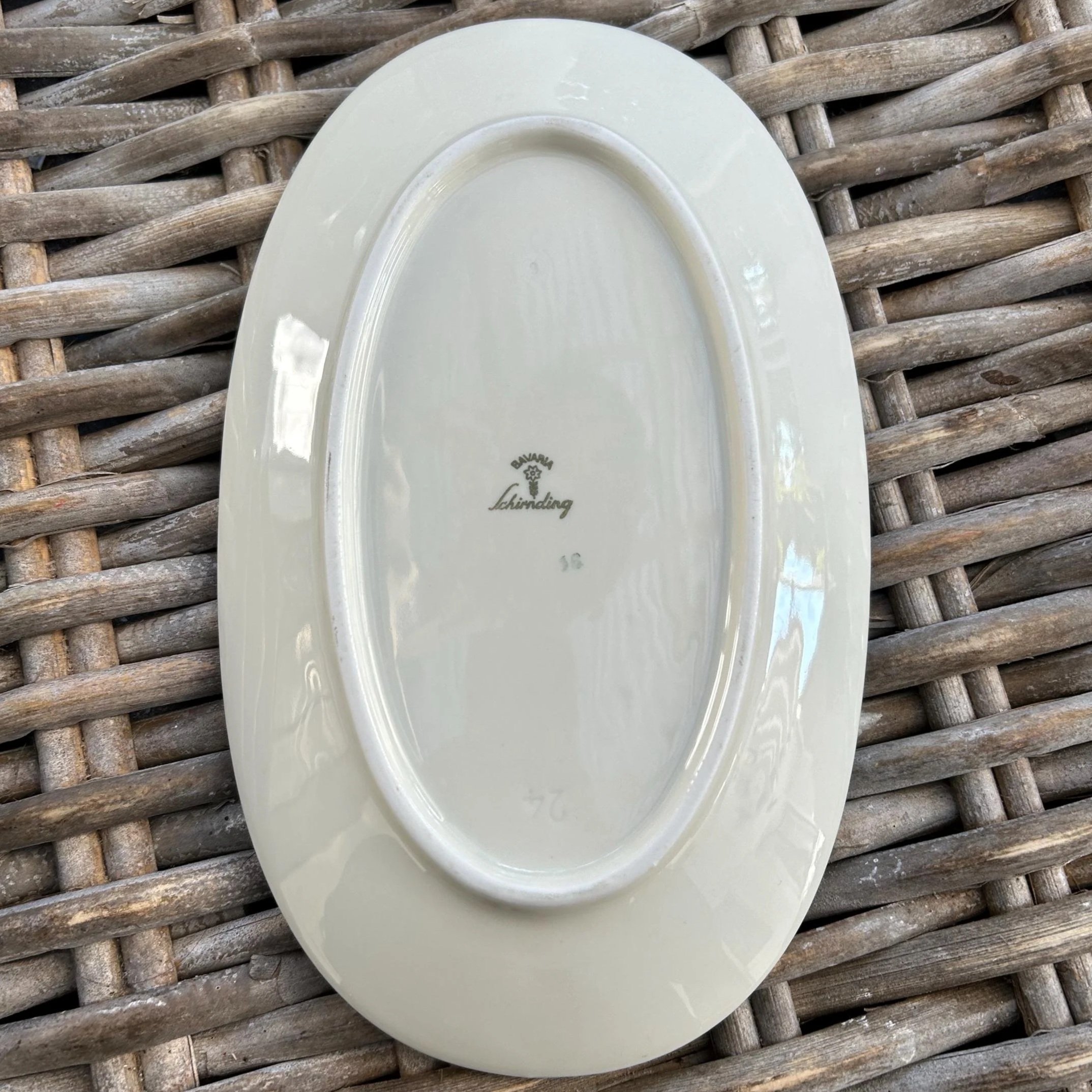 Plate underside with Schirnding Bavaria maker’s mark.