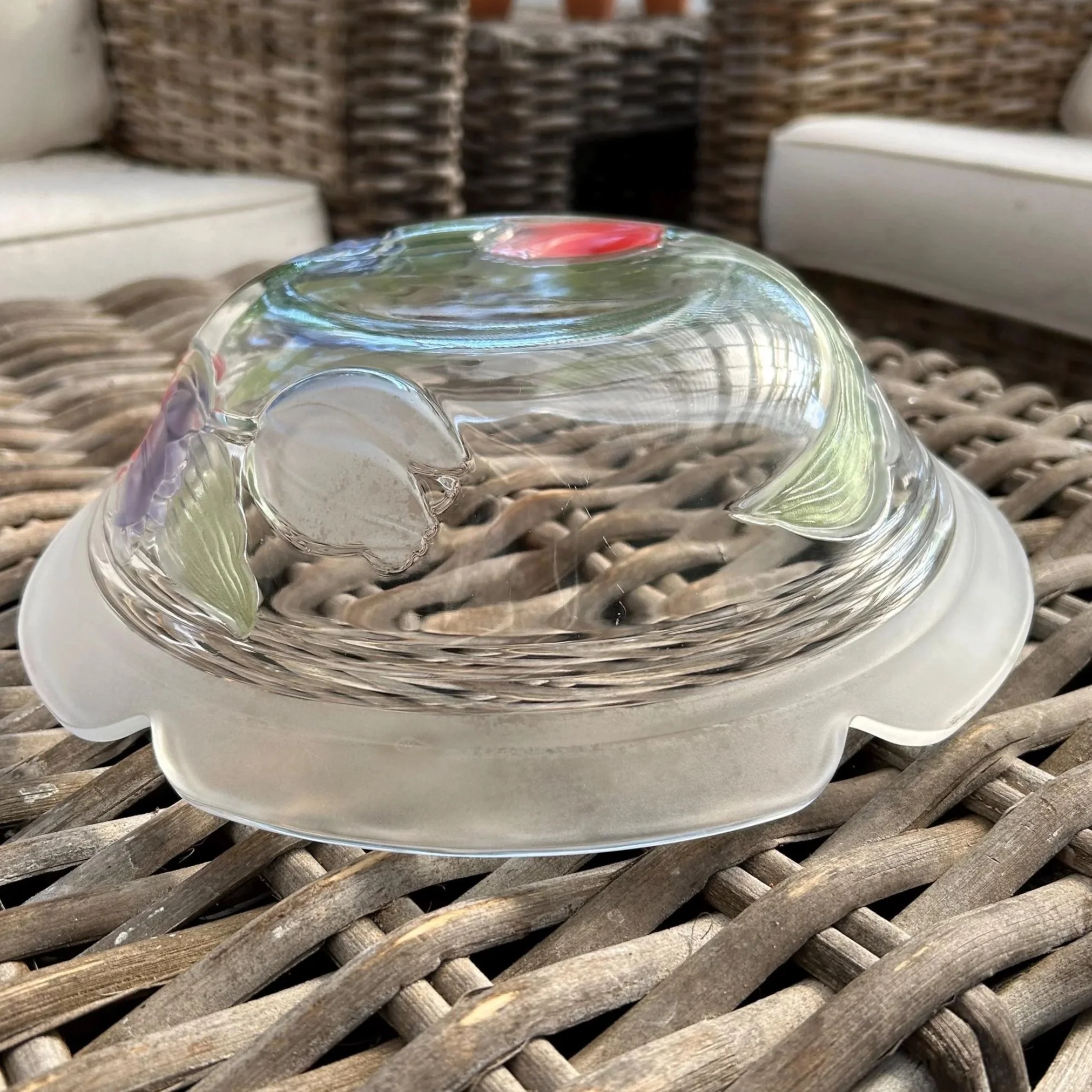 Side angle showing ribbed design and scalloped edge