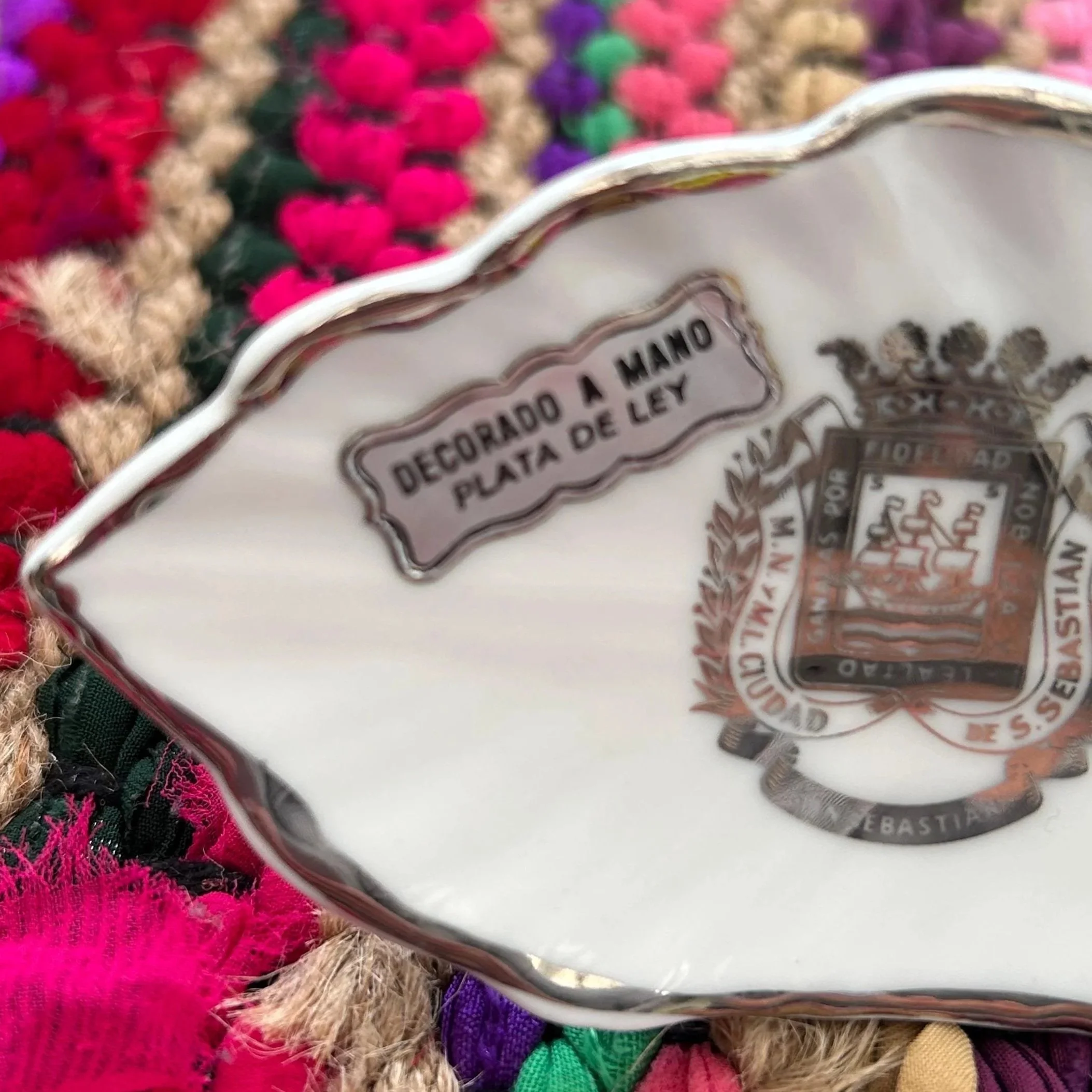 Crest close-up with “Decorado a Mano – Plata de Ley” inscription