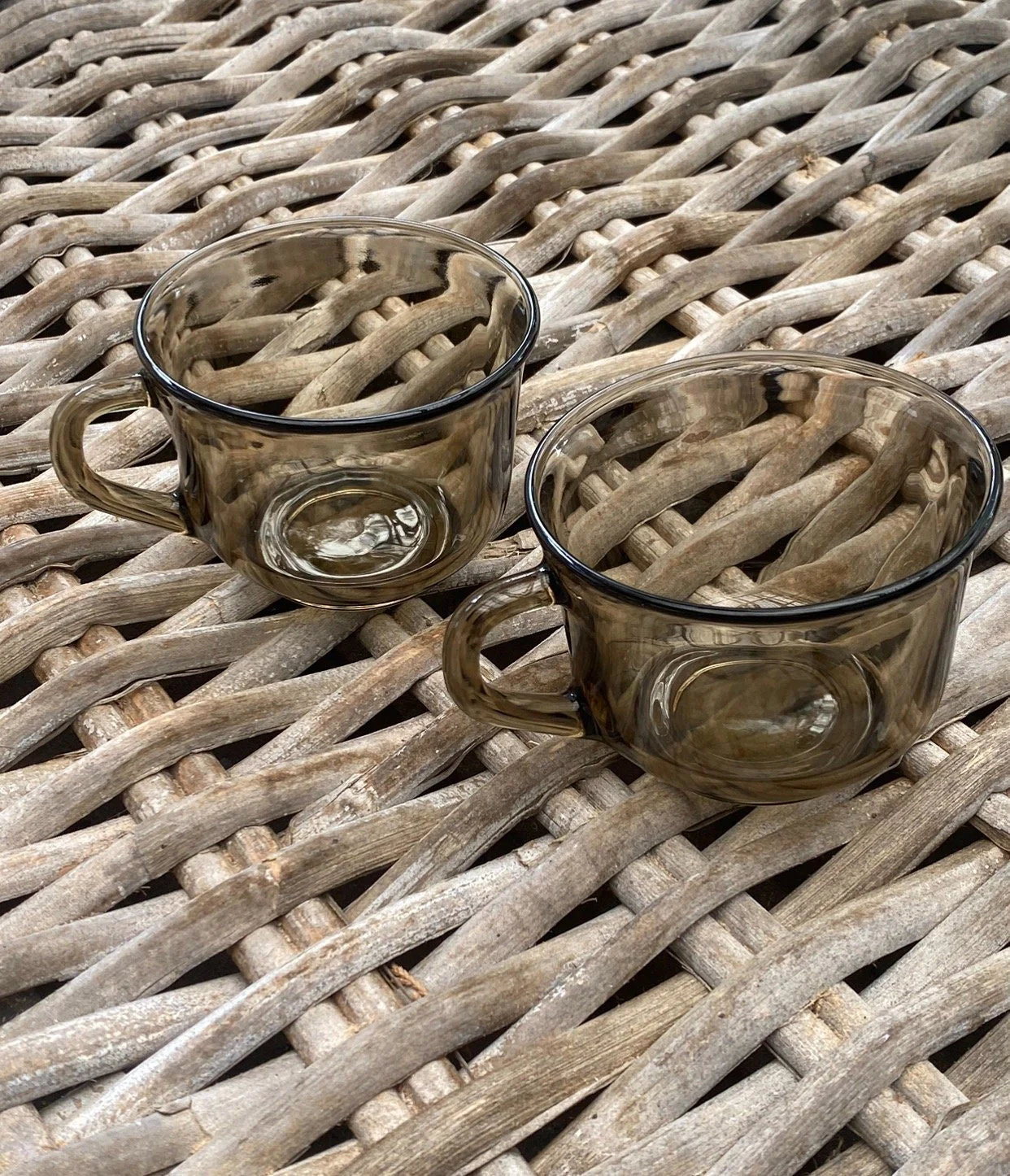 Vintage Arcoroc France Fume set in smoky brown glass. Available as 2 or 4 cups, or 2 cups + saucers. Retro French glassware from the 1970s.