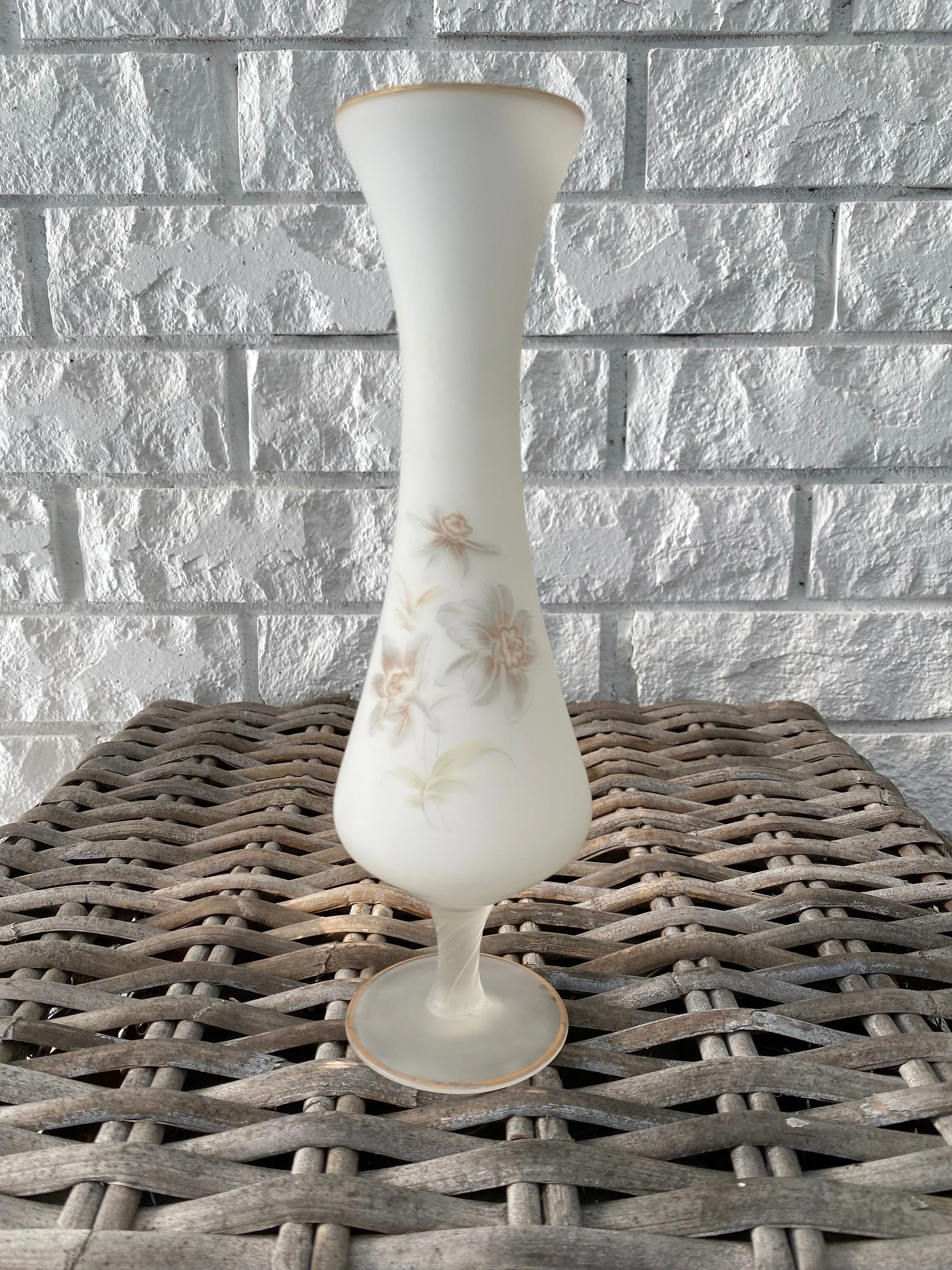 Elegant 1960s Italian frosted glass bud vase with a twisted pedestal design, gold trim, and floral motifs. A stunning vintage décor piece for collectors.