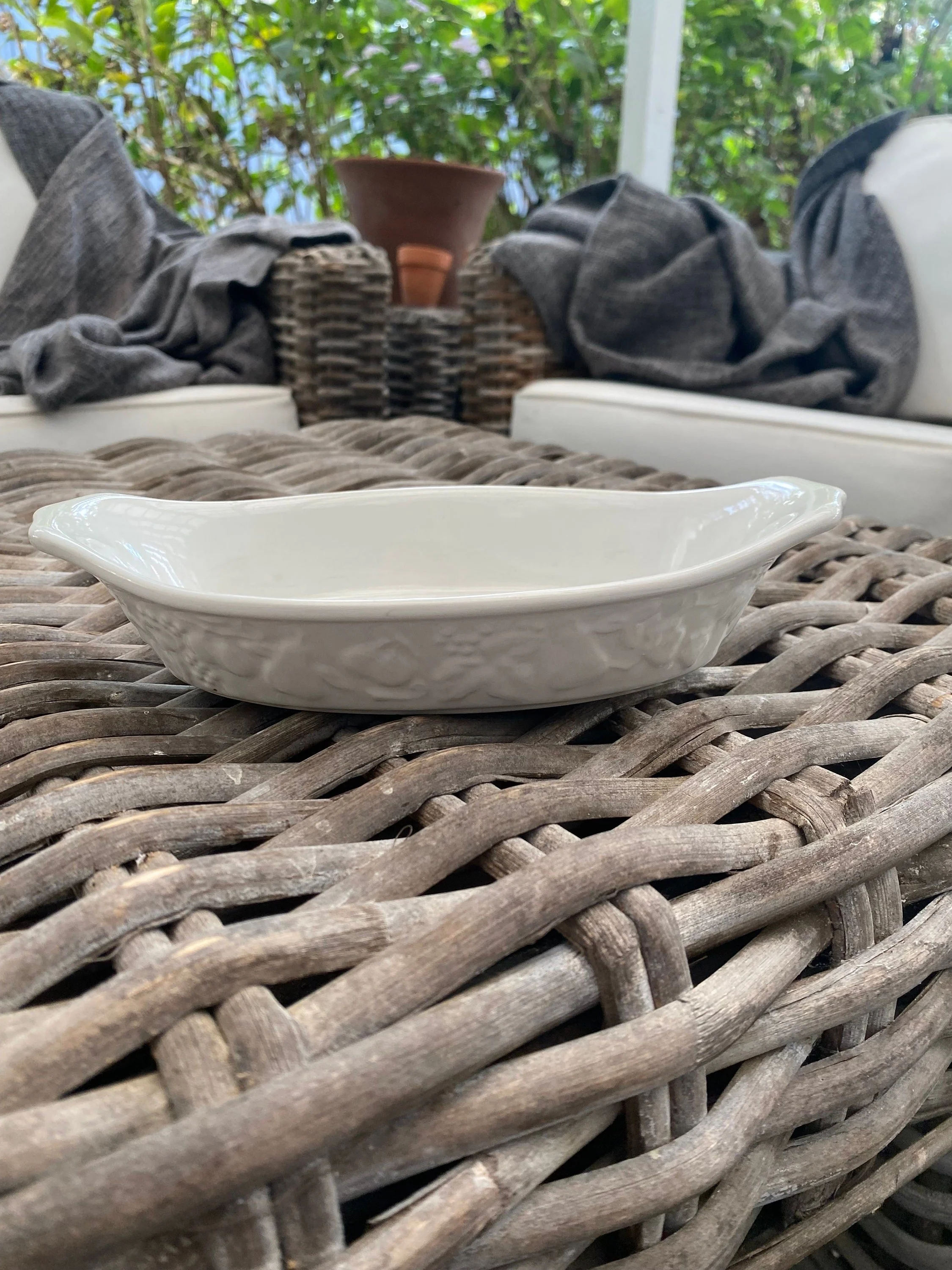 Single oval baking dish showing embossed exterior
