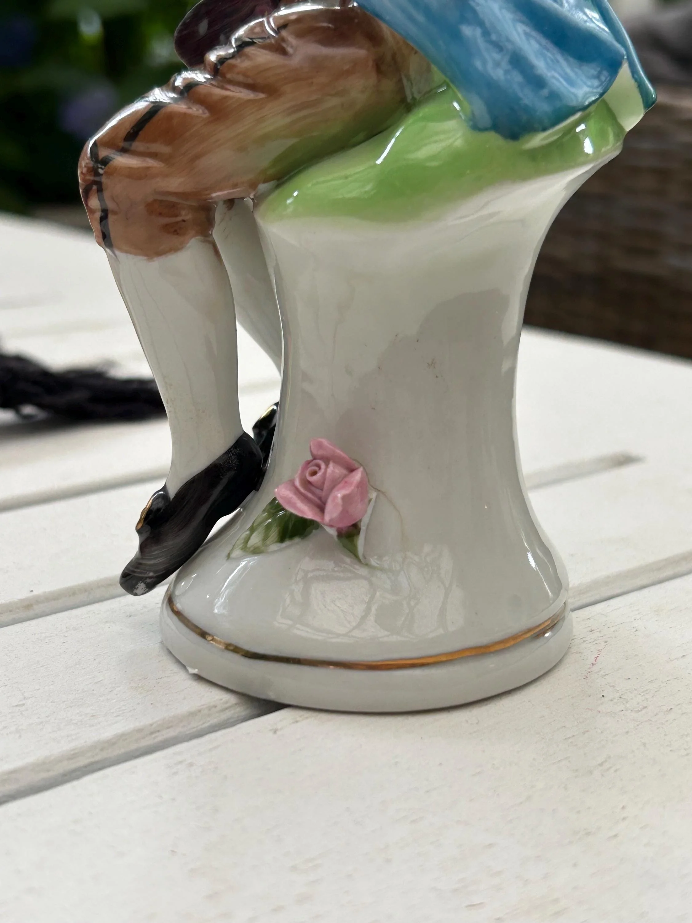 Base detail showing pink rose and original “Venditti Bomboniere” sticker