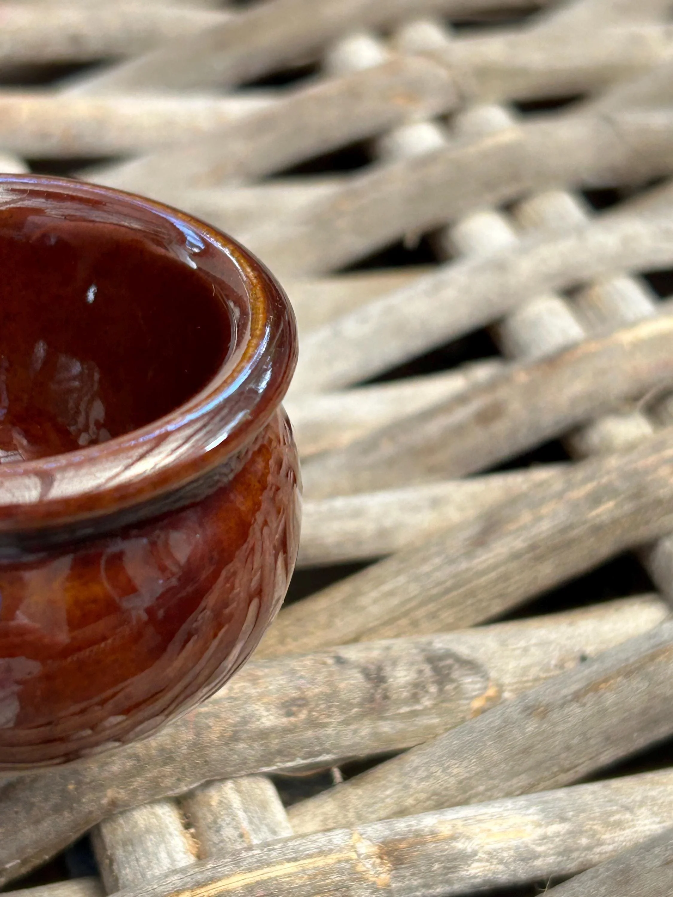 Profile of the pot from top side – glossy finish visible