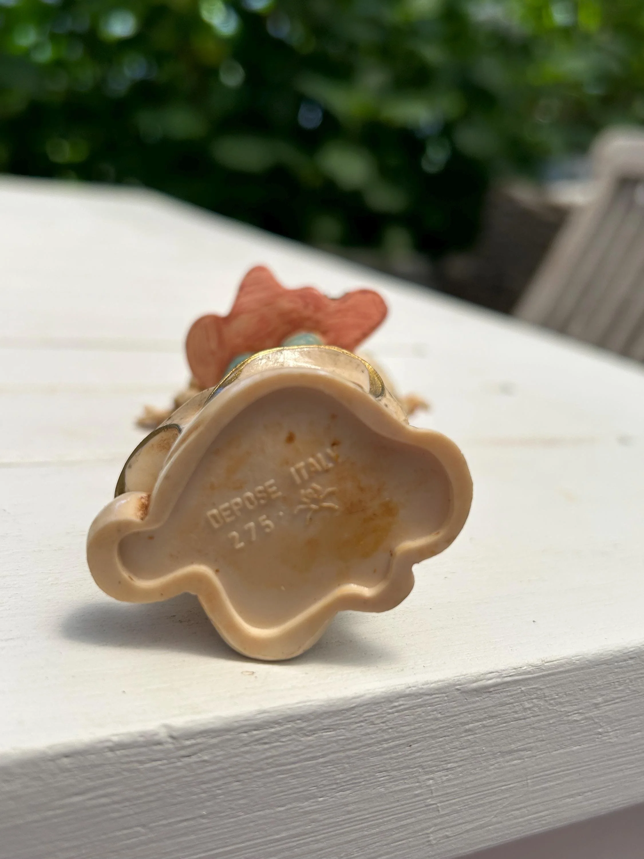 Base stamp showing “Depose Italy” and spider mark