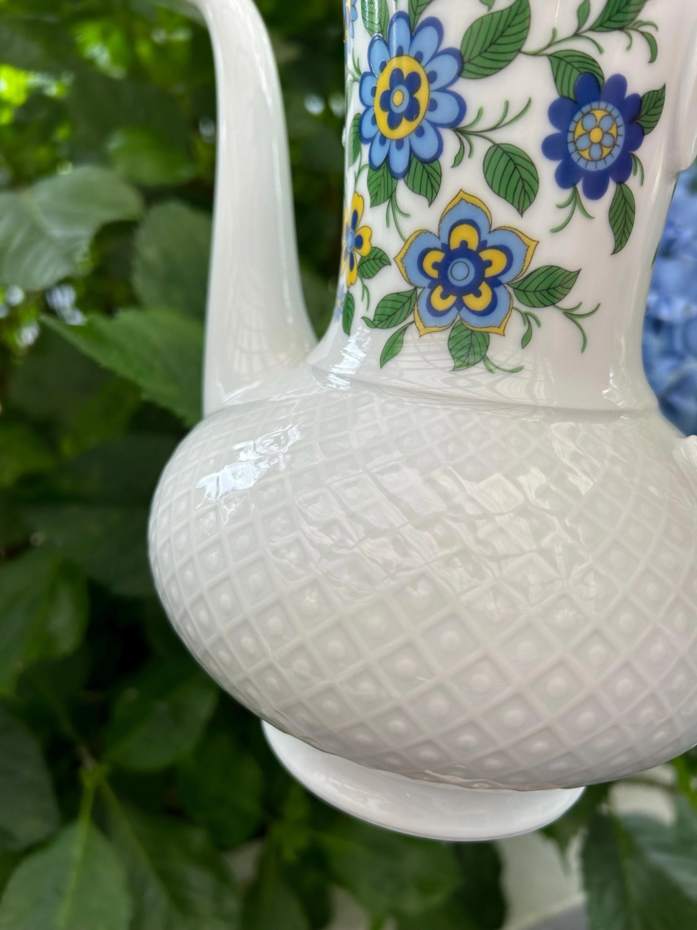 Side detail of spout and base curve