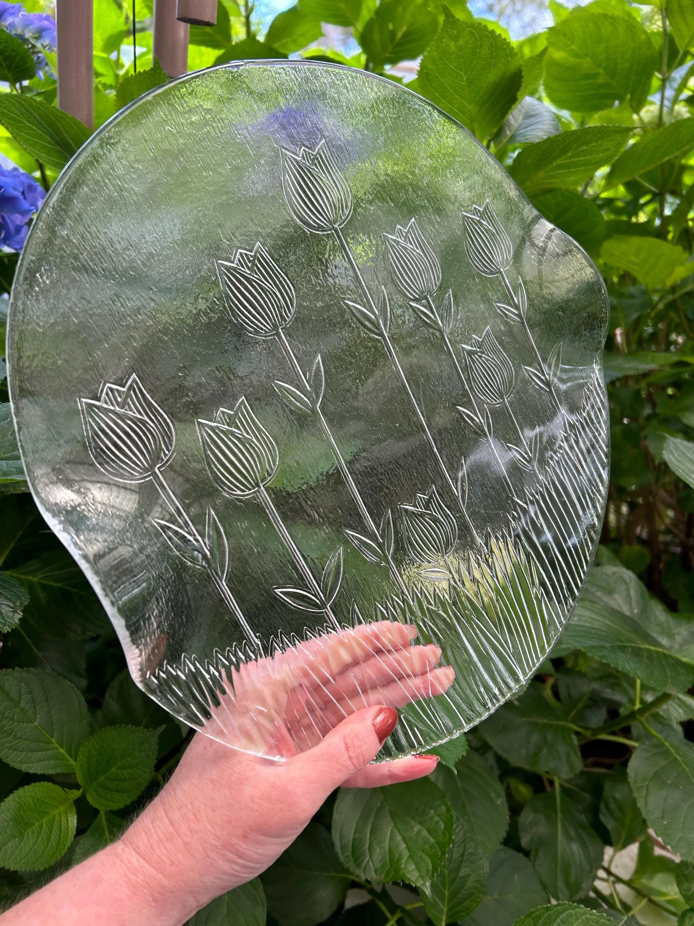 Close-up of central frosted area and smooth texture.