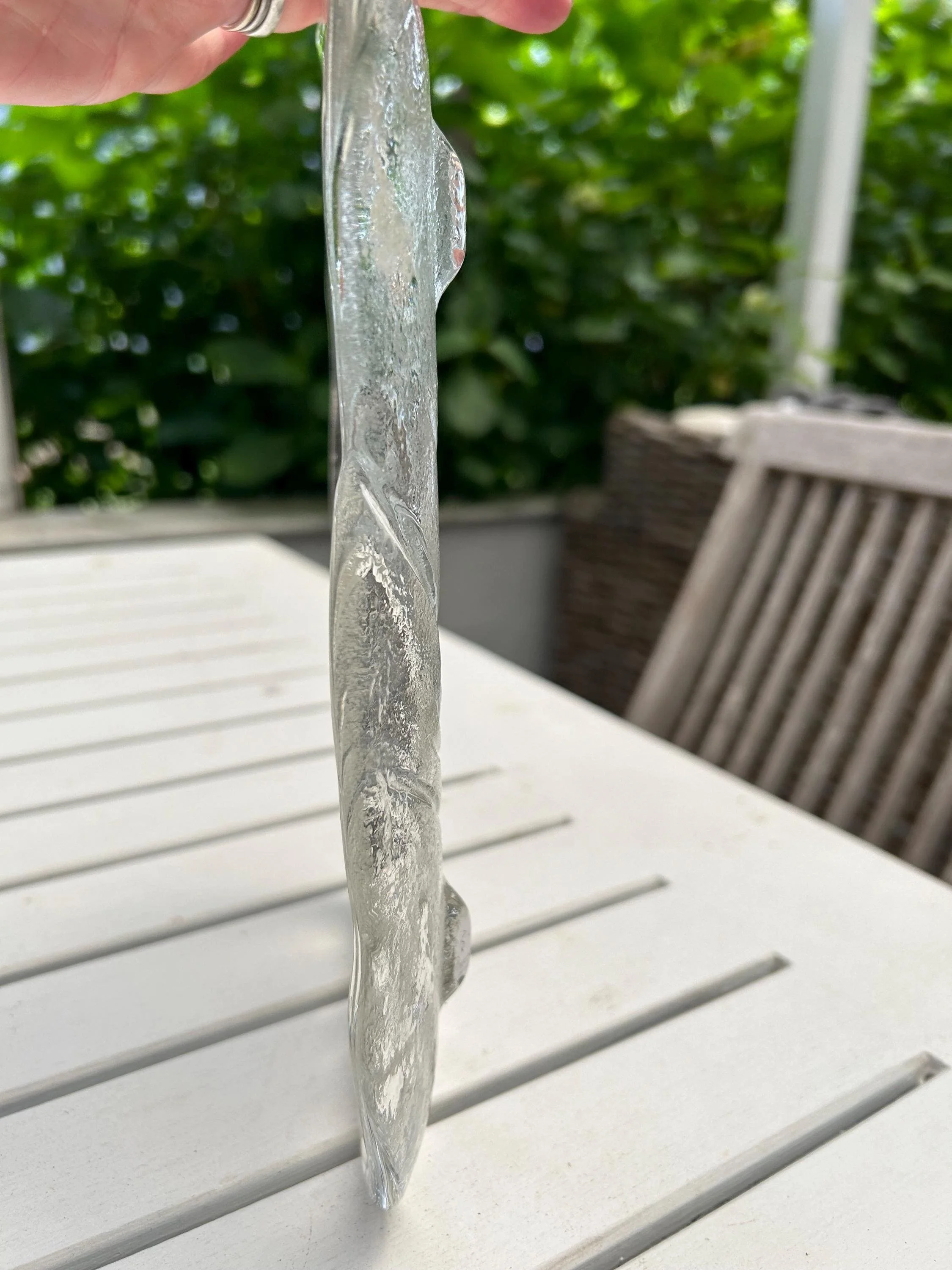 Side profile showing the thickness of the clear glass and glass feet