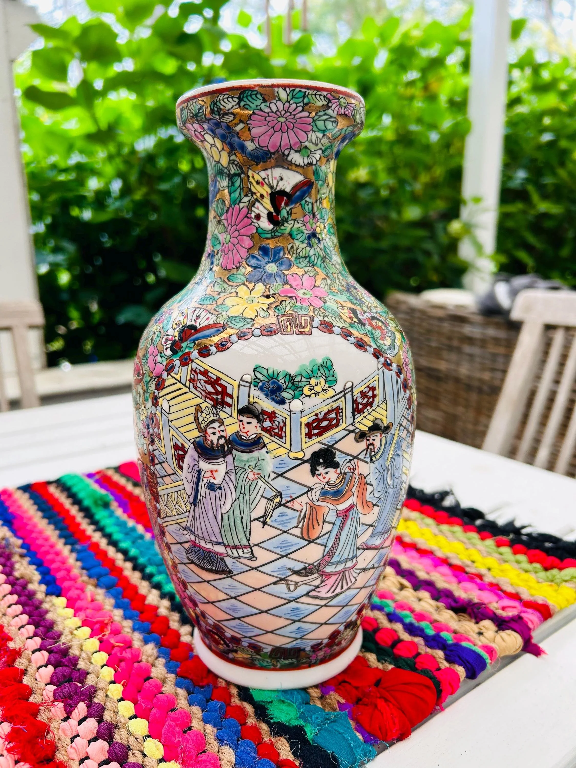 Chinoiserie panel featuring courtyard scene with figures