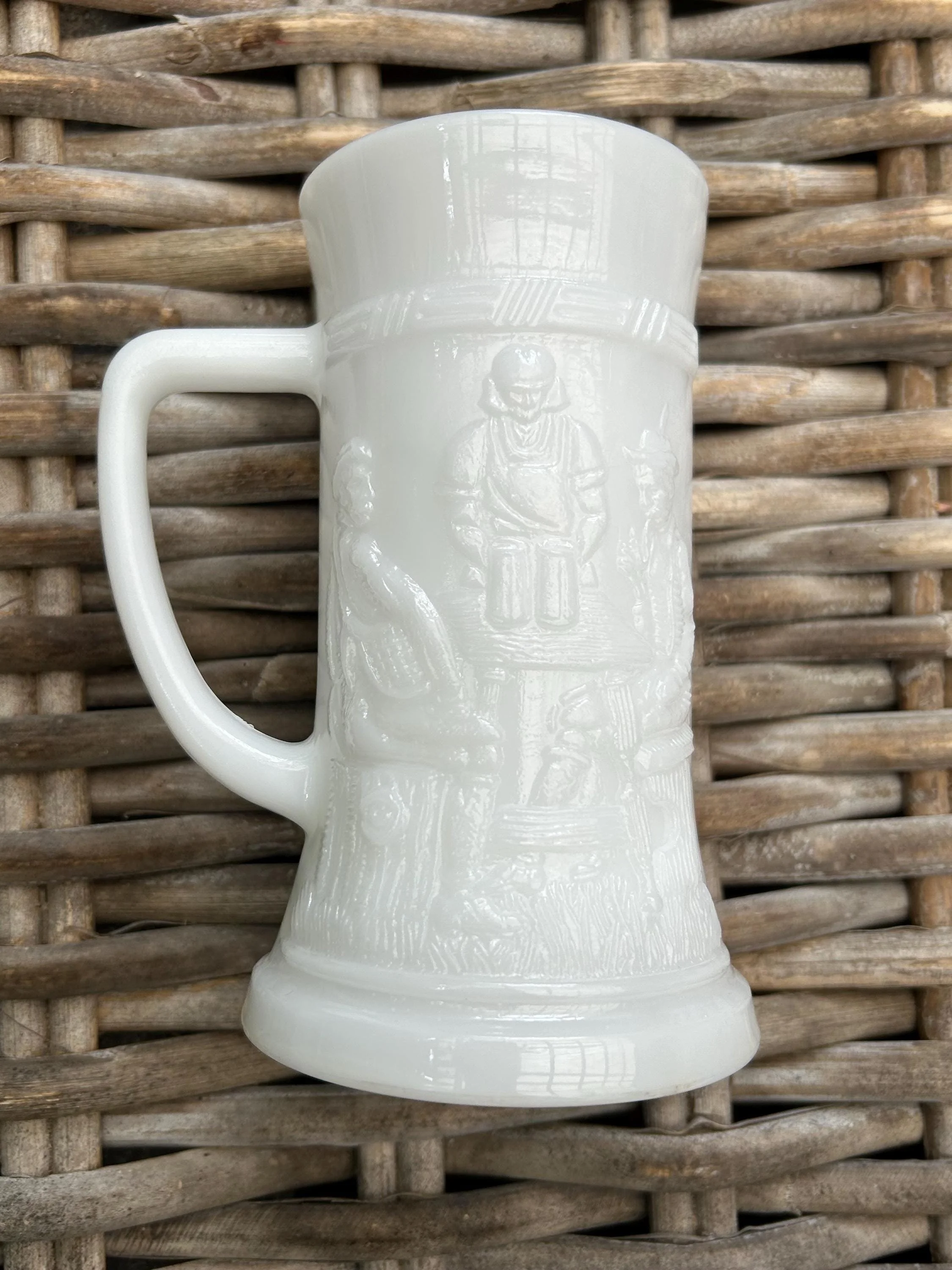 Mug upright on wicker – full scene design visible