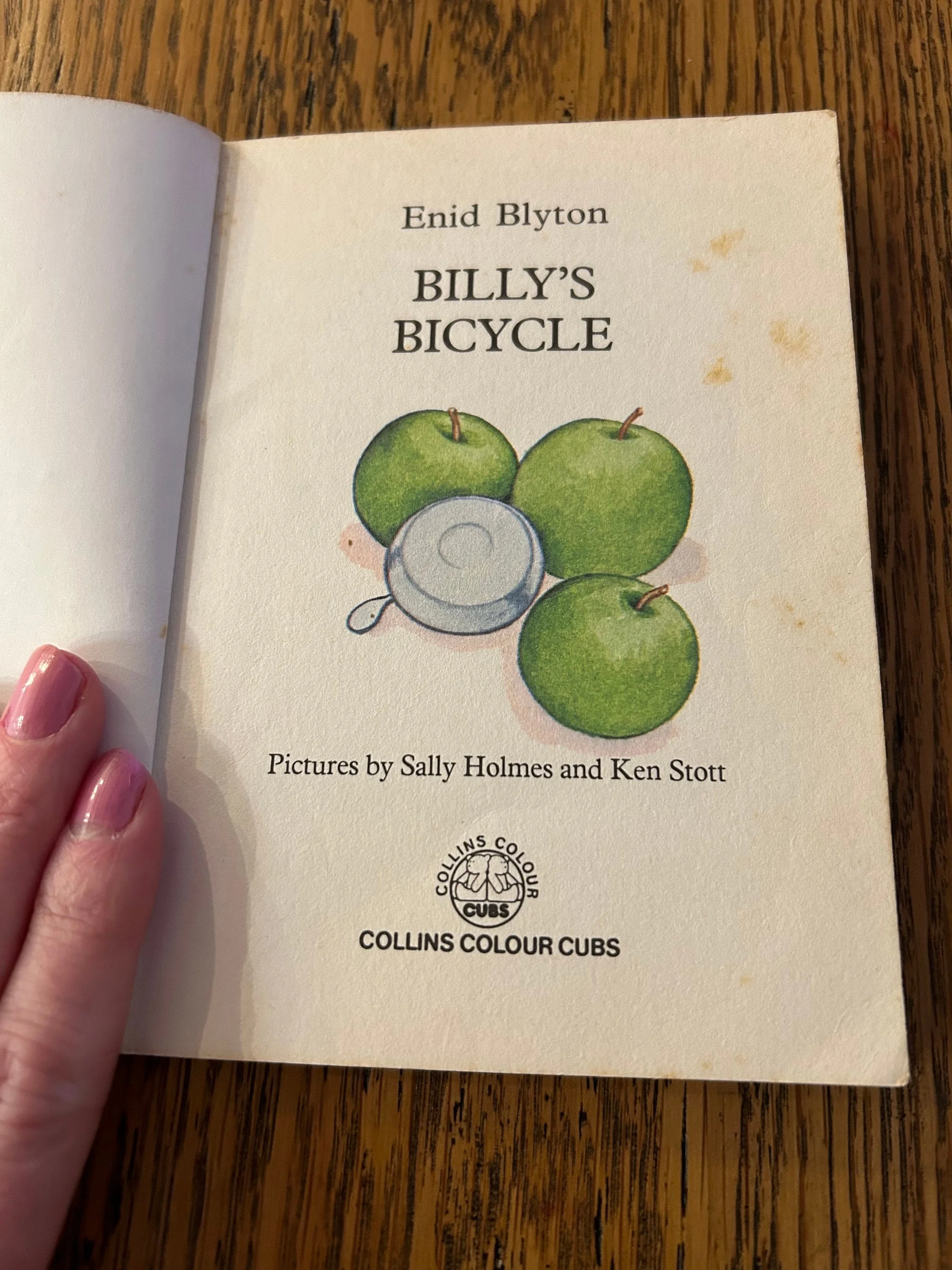 Title page with illustration of green apples and tea cup