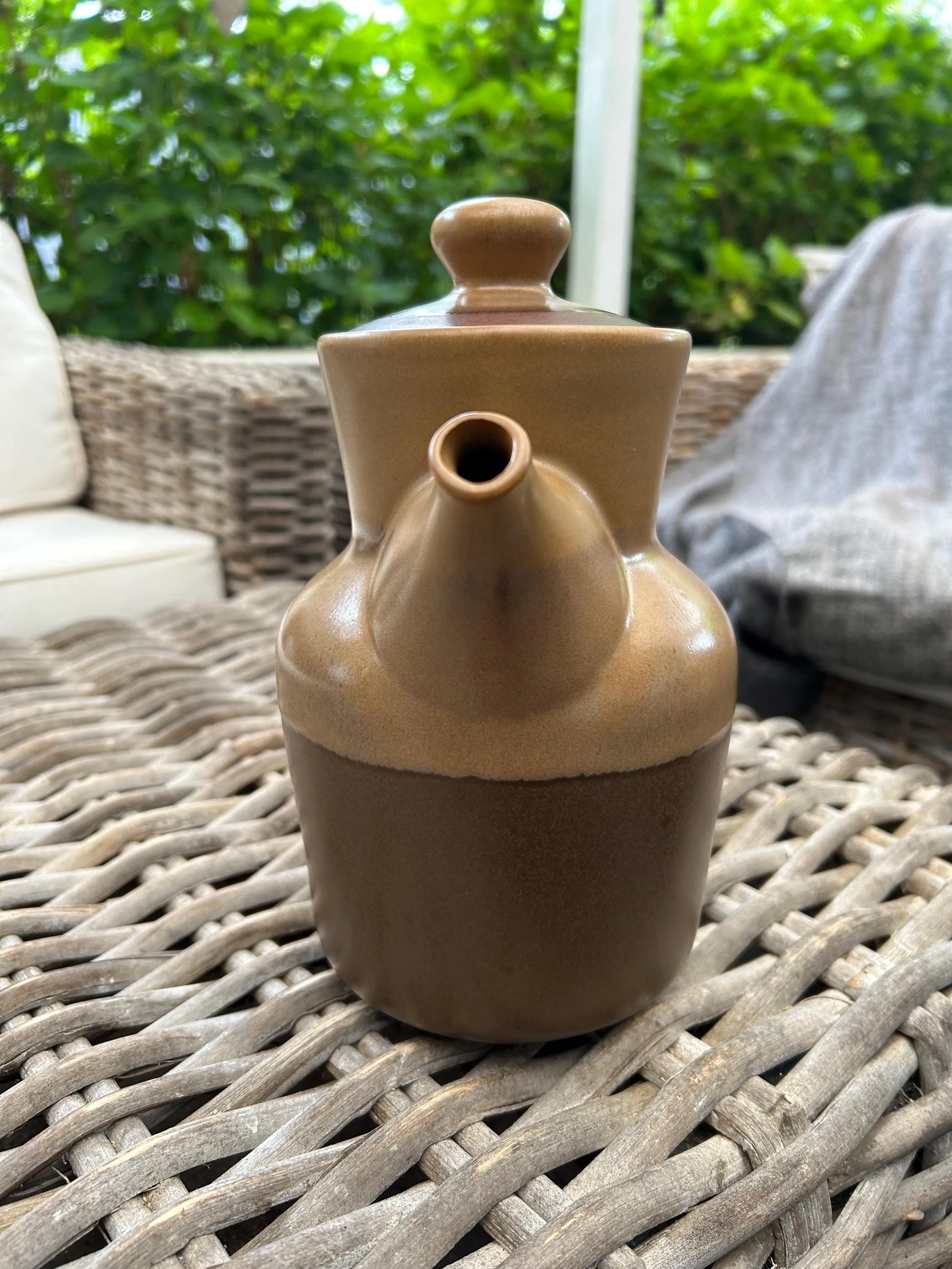 Side view showing full silhouette and curved body