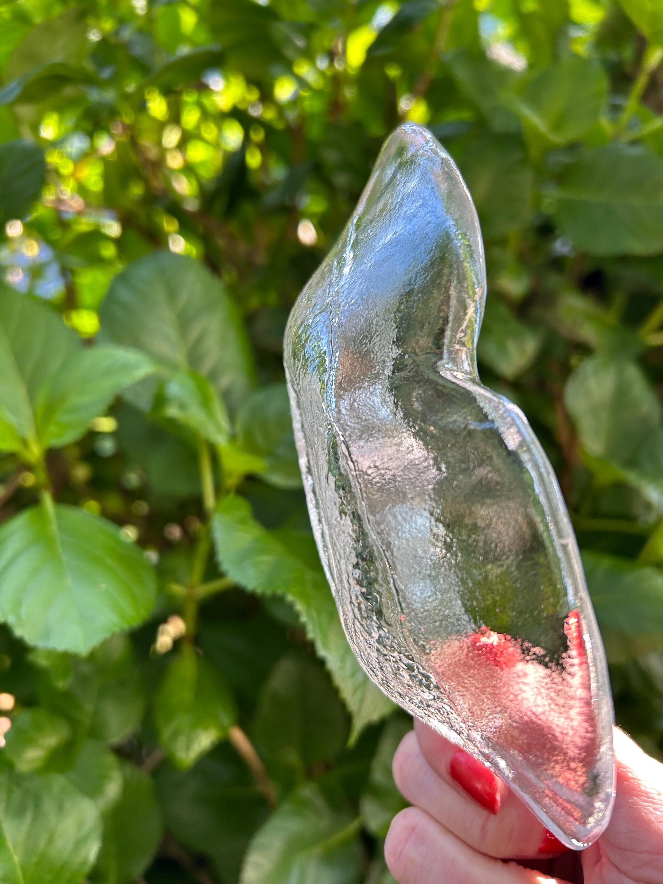 Profile showing thickness and smooth top edge of the glass