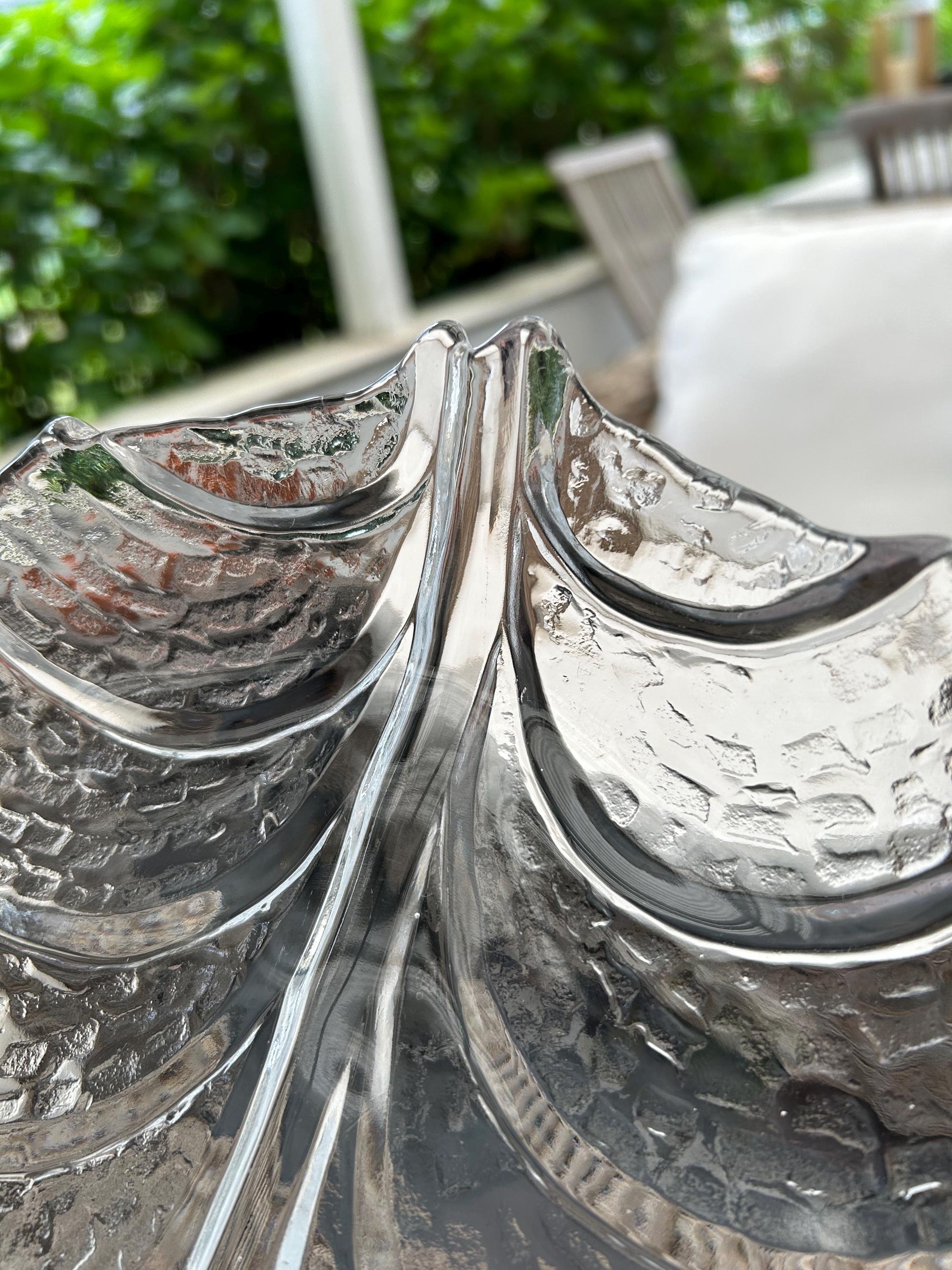 Texture detail of leaf pattern on plate base