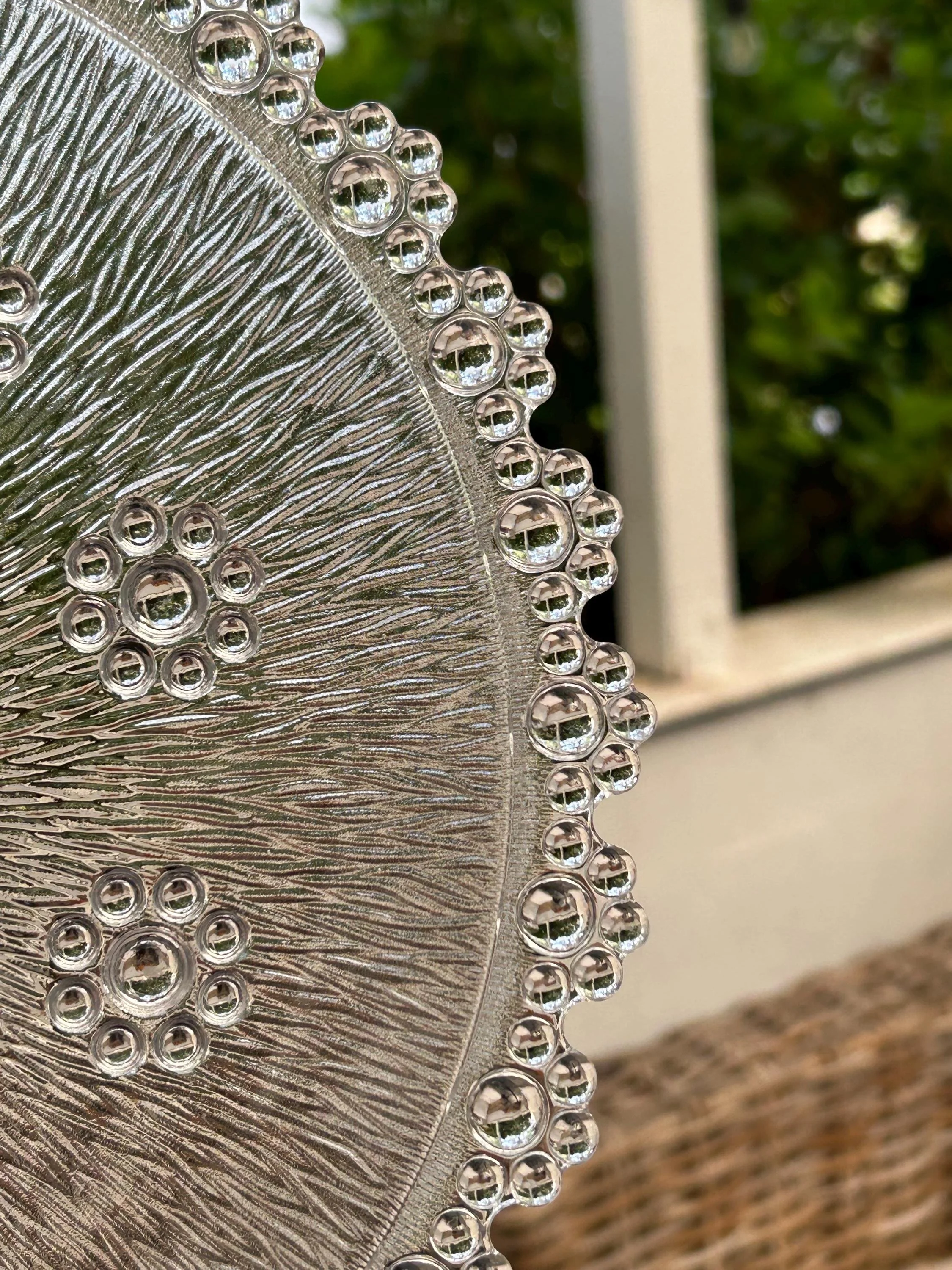 Close-up of the bubble edge and bark-like glass texture