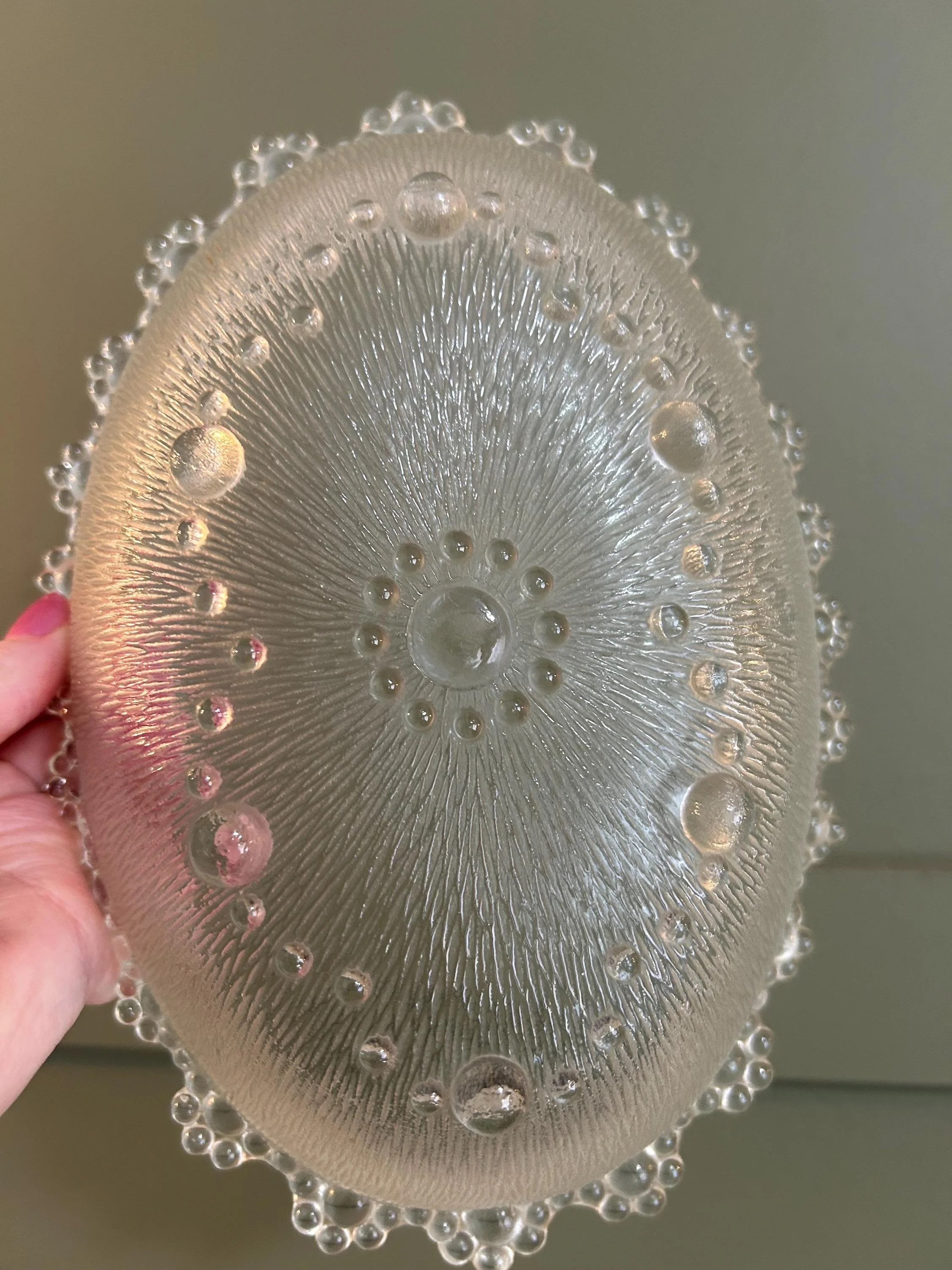 Profile view of bowl displaying fine bubble rim detail
