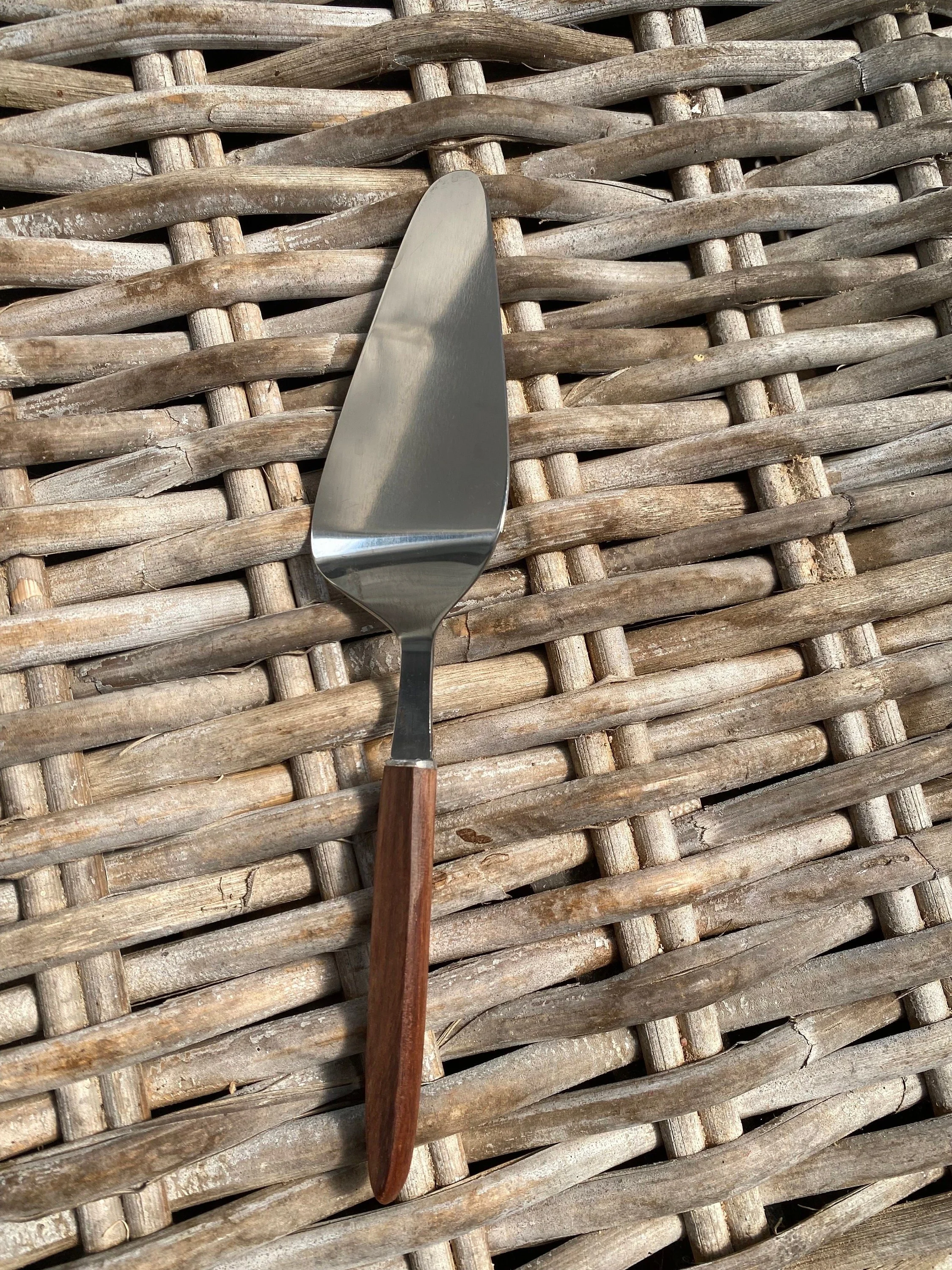 Cake server with stainless blade and wooden handle