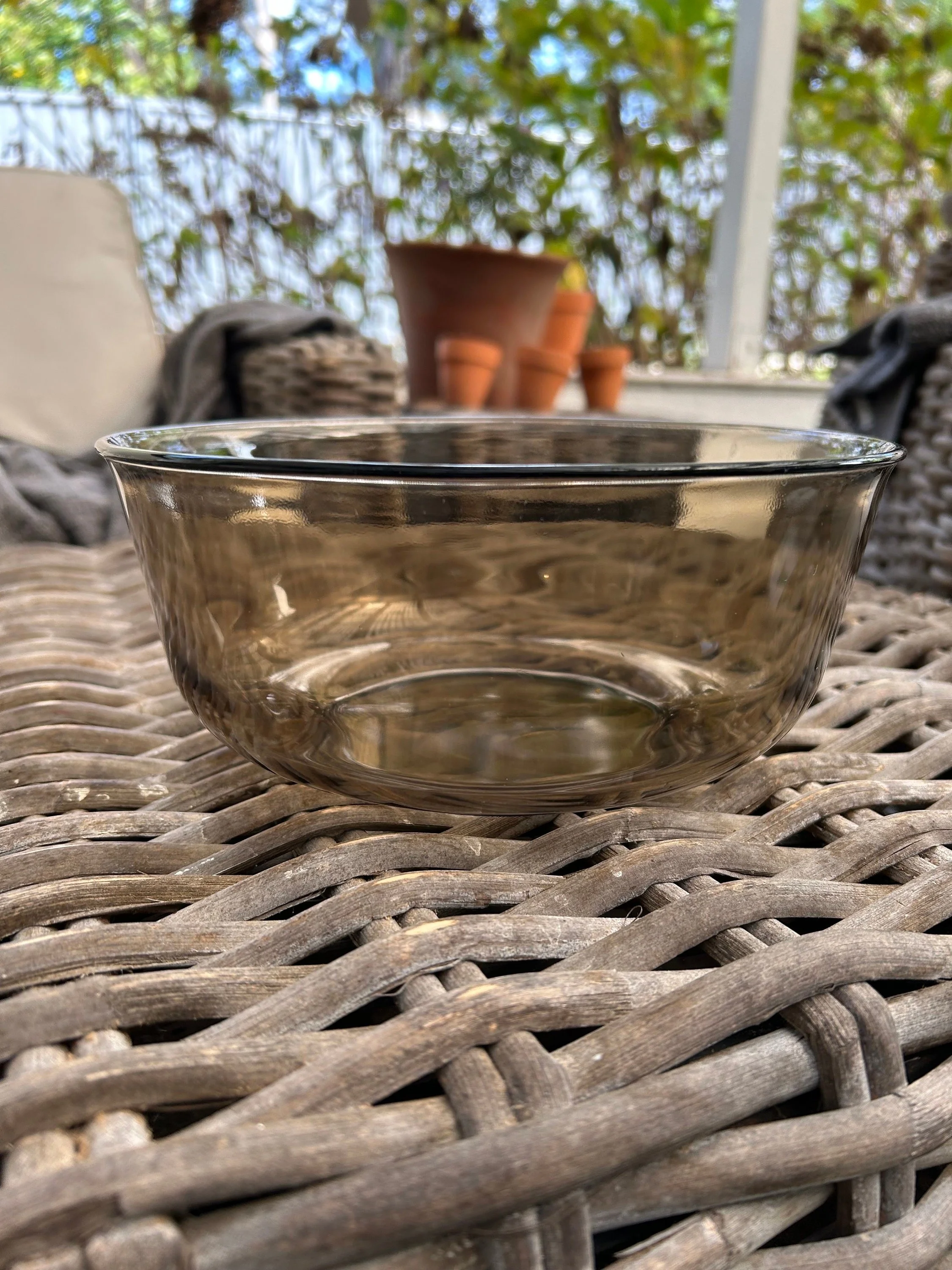 Vintage 2L Arcoroc smoky brown tempered glass bowl from 1970s France. Ideal for retro kitchens, serveware, or mixing. Durable and stylish.