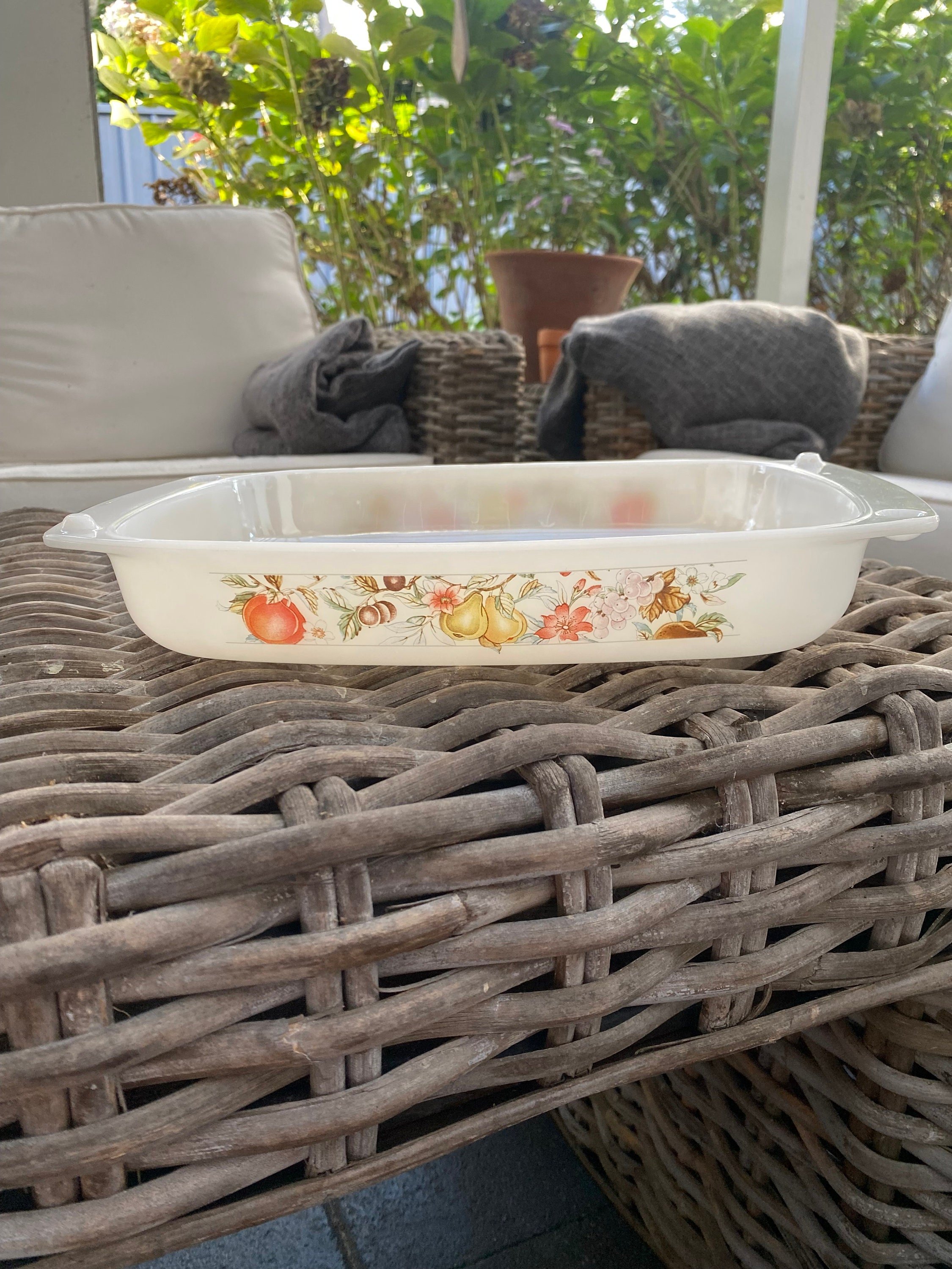 Vintage Arcuisine France oven dish with colourful fruit and olive motif. Oven-to-table design in durable glass – perfect for rustic French kitchen charm.