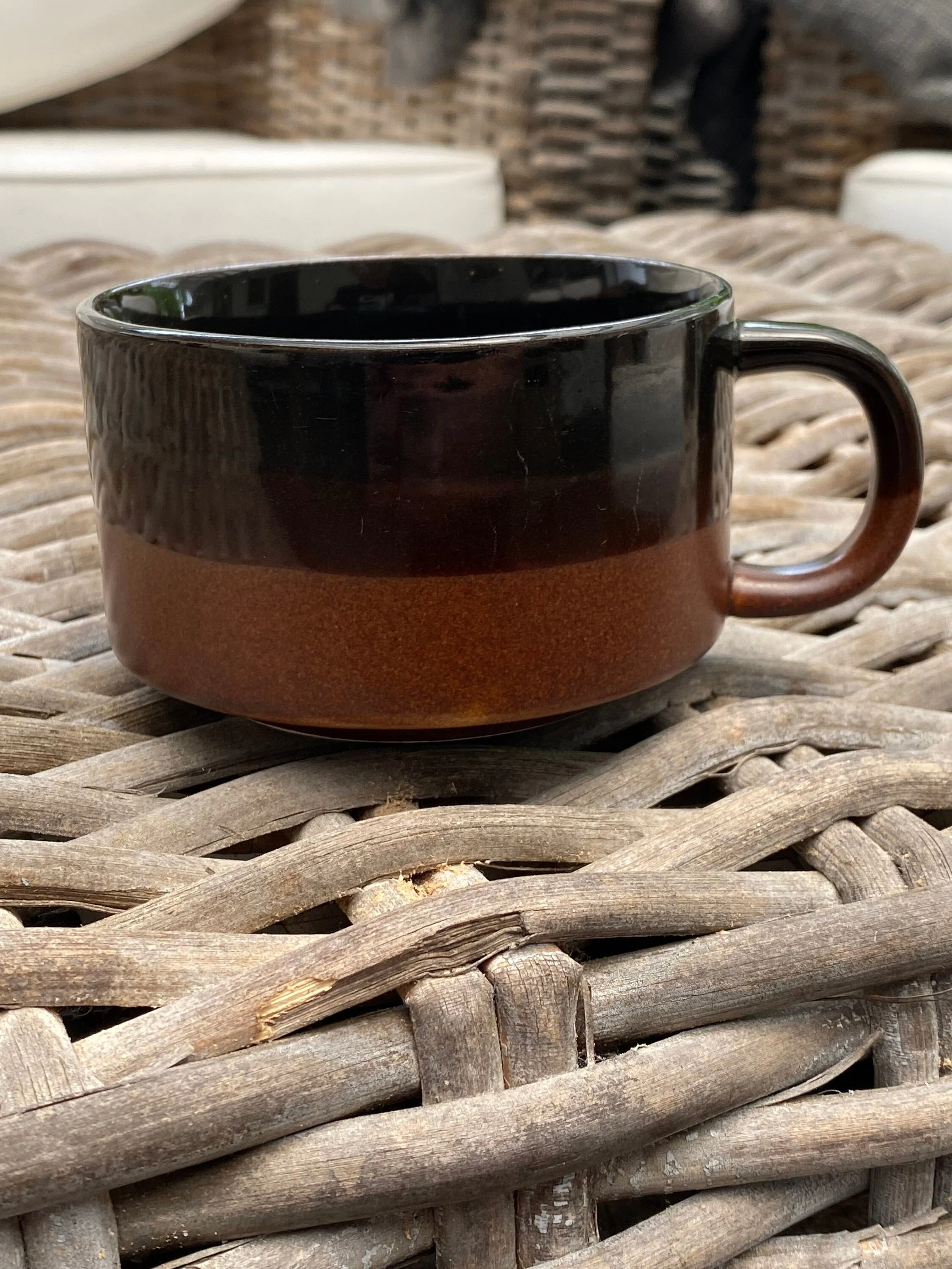 Side profile displaying colour contrast between upper and lower glaze bands