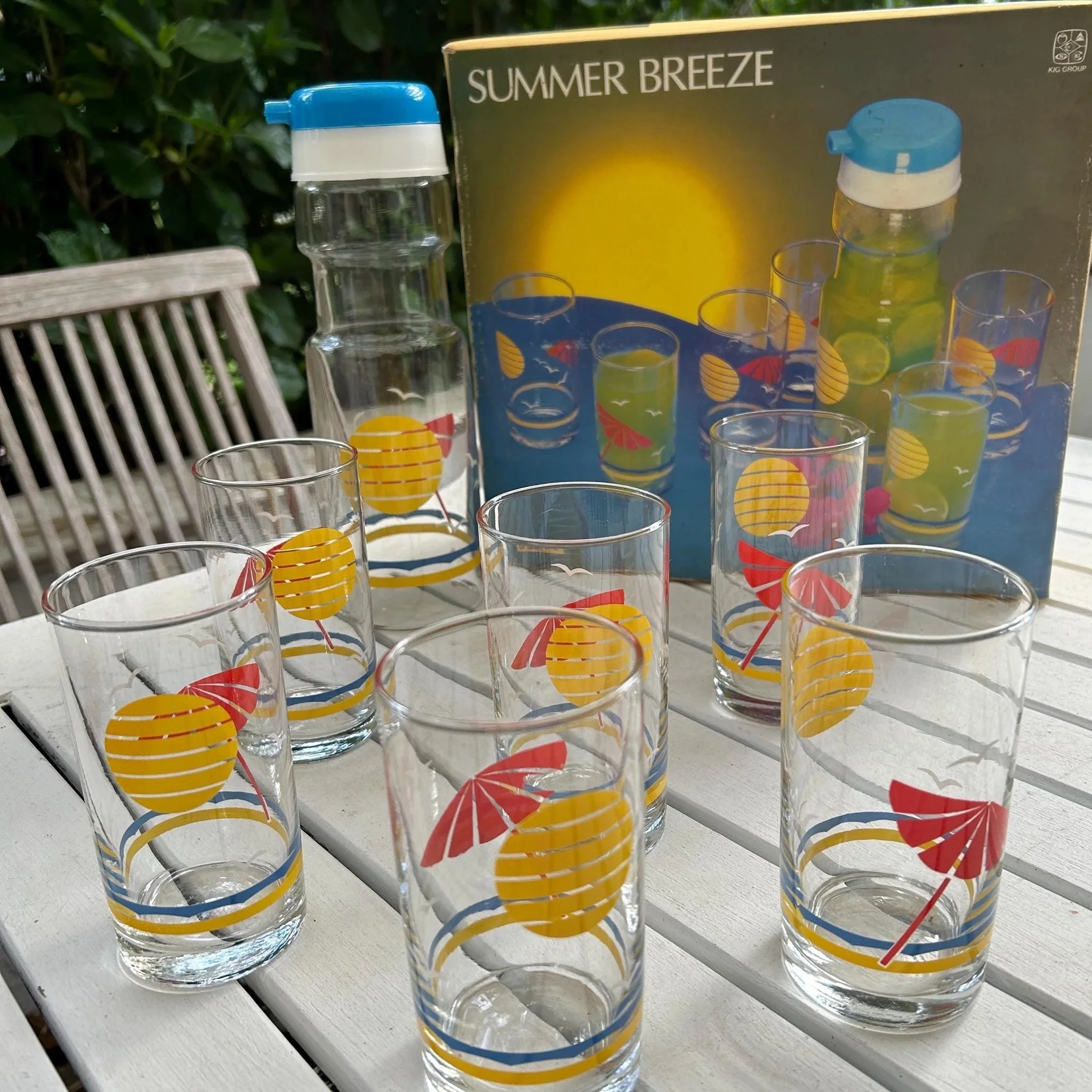Full KIG ‘Summer Breeze’ glassware set including pitcher and 6 tumblers on outdoor table