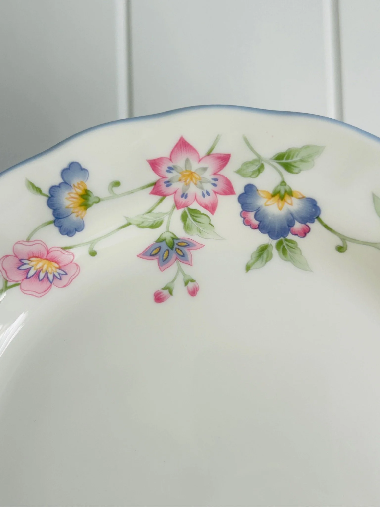 royal-doulton-fine-china-dinner-plate--pink-flower-detail.jpg