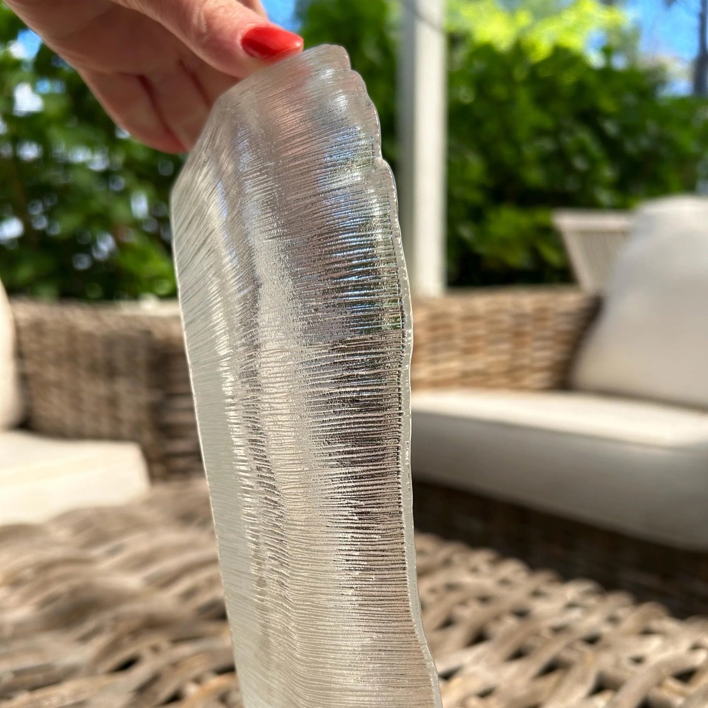 Edge profile highlighting the 1 cm thick glass