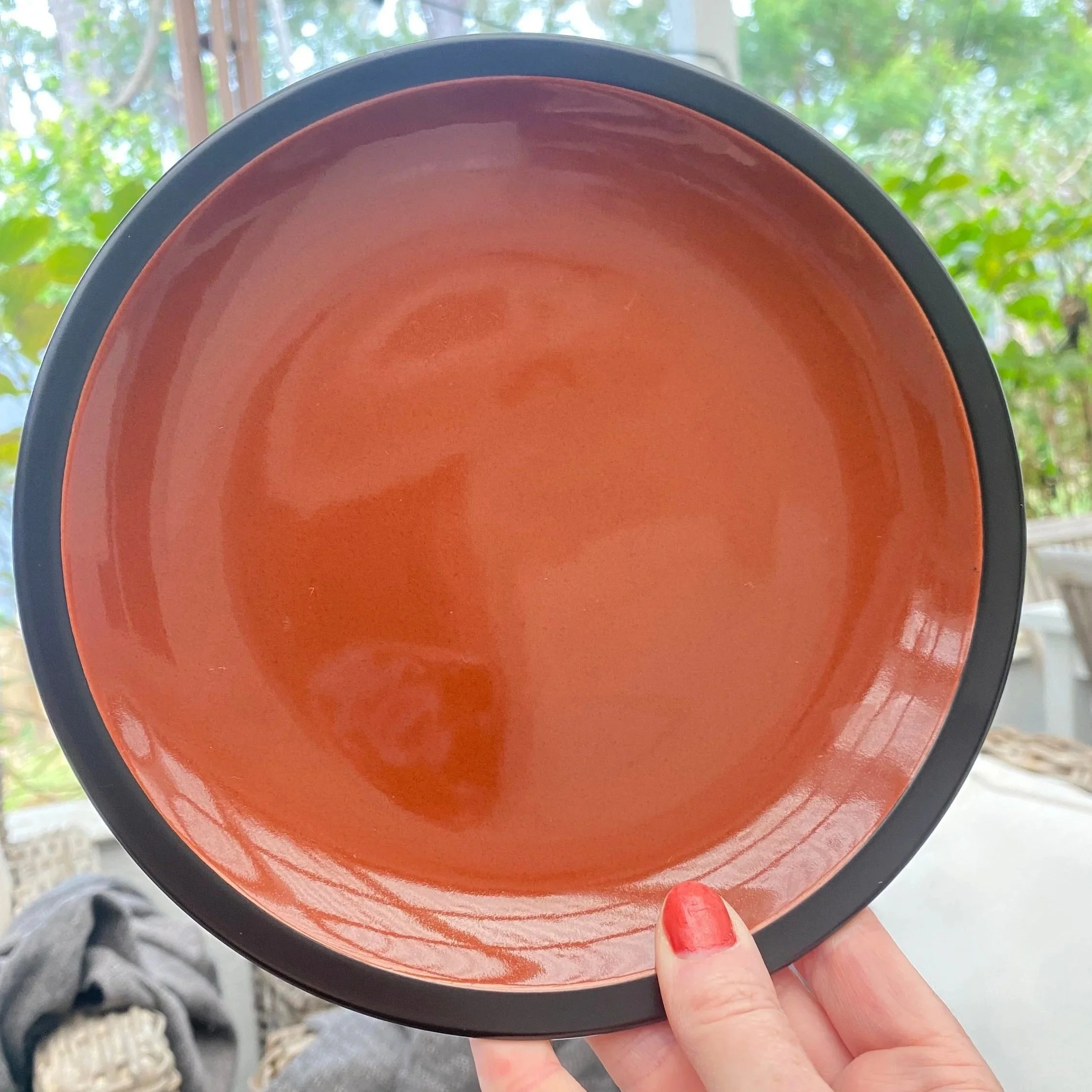 Close-up of glossy cinnamon glaze with black rim