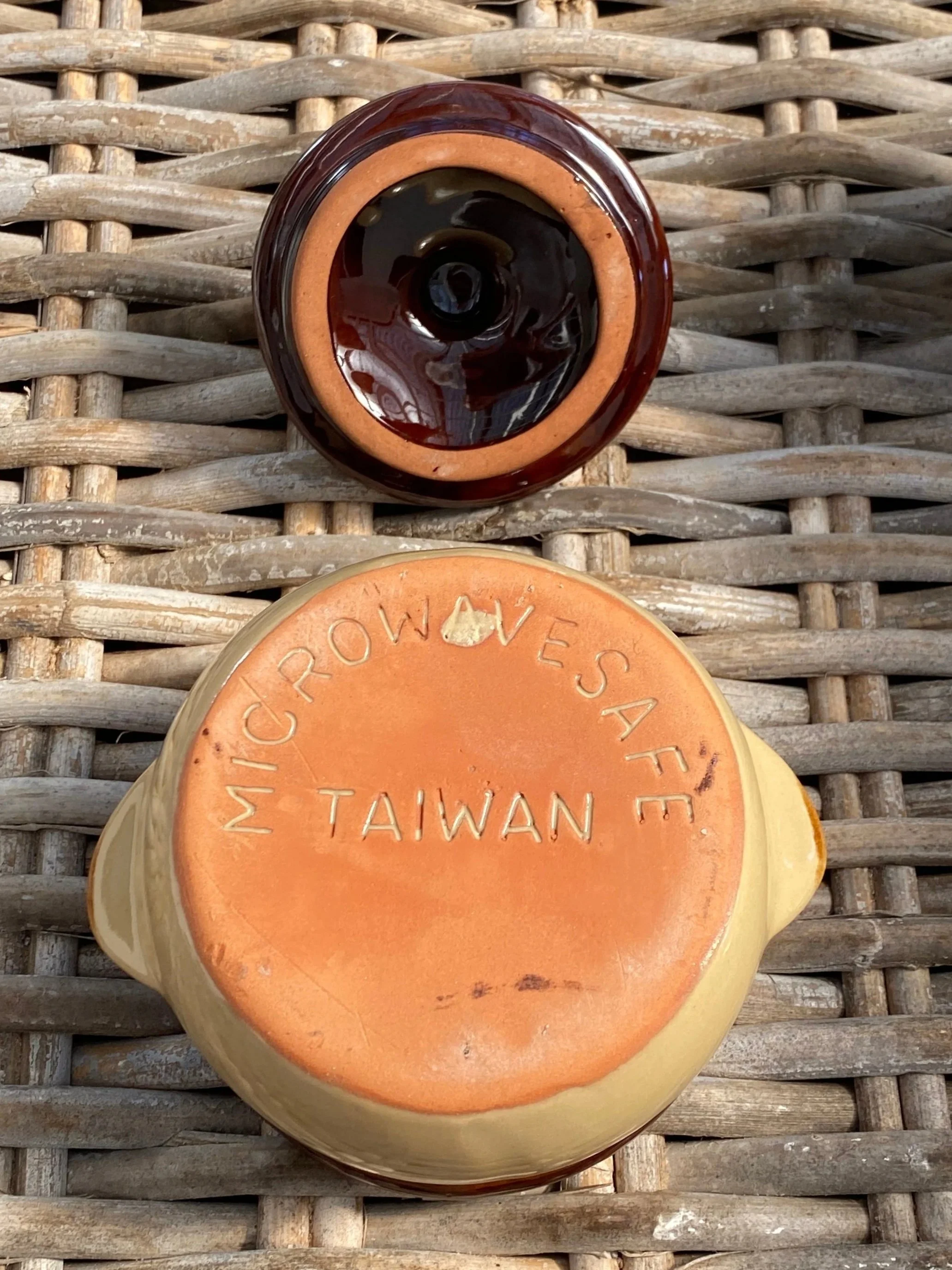 Base stamp showing “Microwave Safe Taiwan”