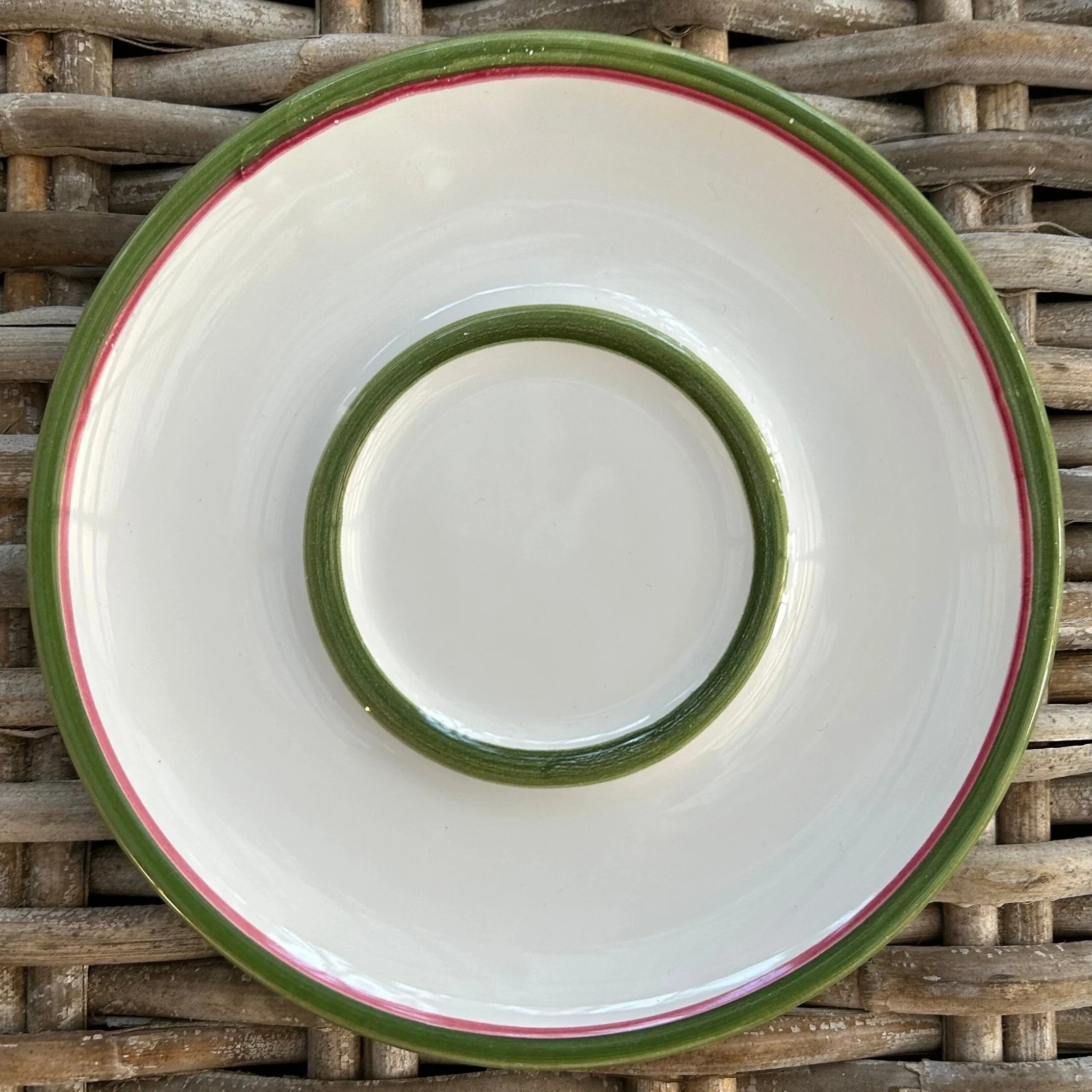 Single plate showing green inner ring and red-accented outer rim