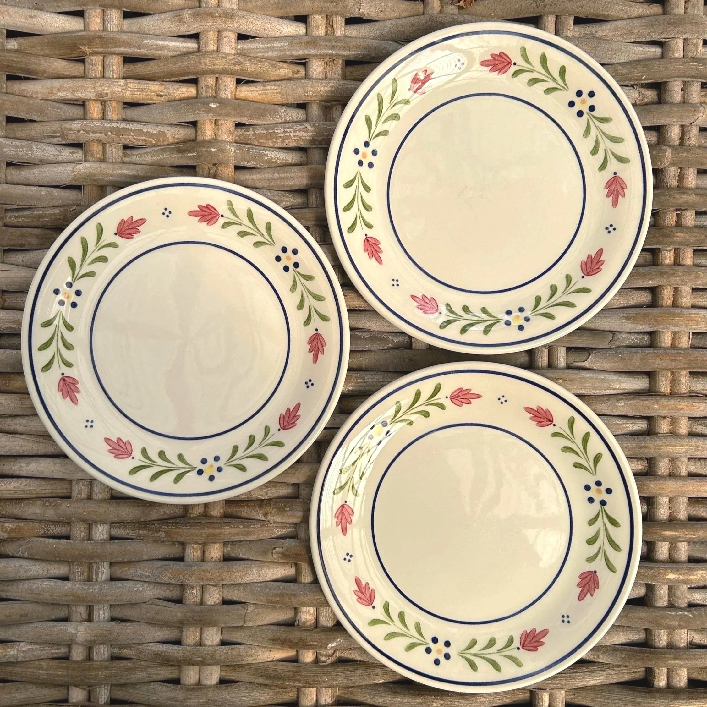 arrangement of the three plates on woven surface